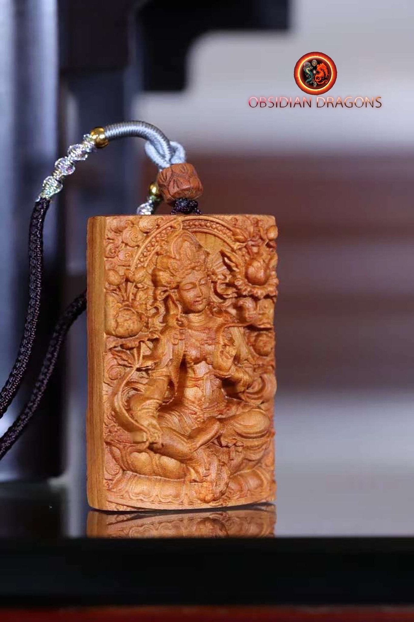 pendentif bouddha, bouddhiste tibetain en santal exceptionnel dit "Laoshan" originaire de Mysore en Inde. Déité Tara sous sa forme verte. - obsidian dragon