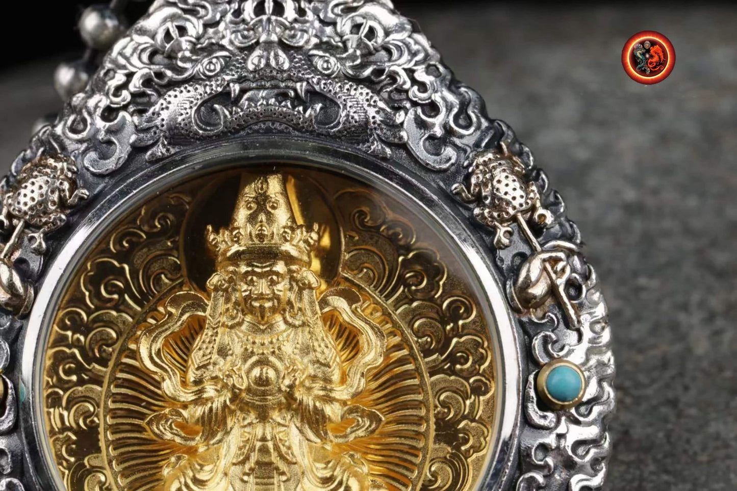 Pendentif bouddha. Zakiram, déité de la richesse de bonne fortune.Amulette de protection du bouddhisme tibetain. Argent massif, or. - obsidian dragon
