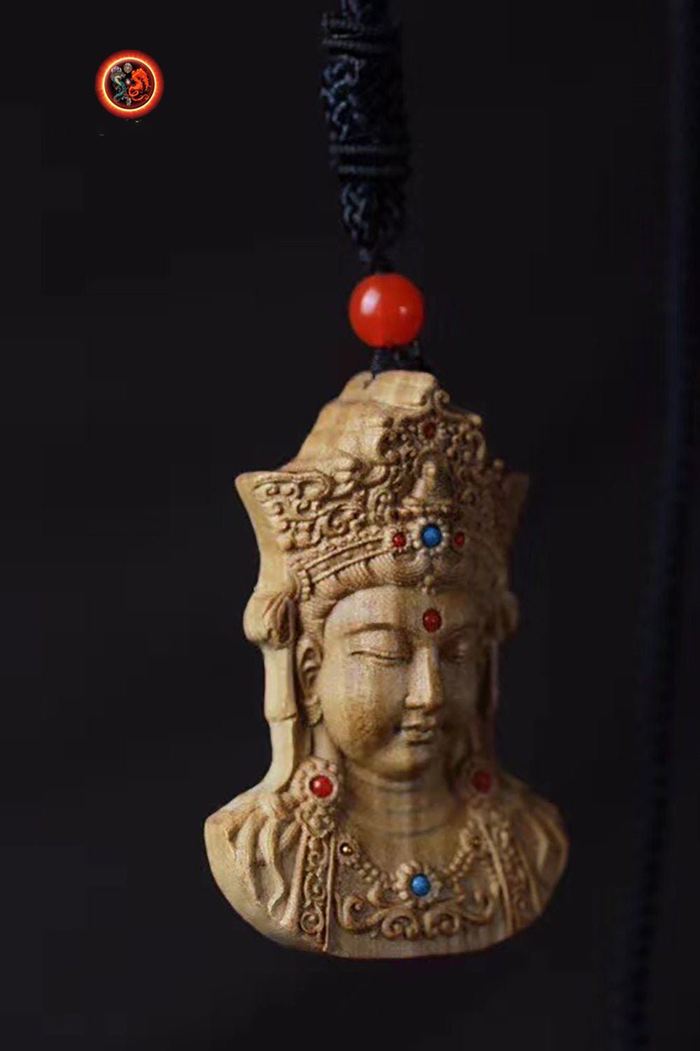Pendentif, amulette de protection bouddhiste Chenrezi/ Guan Yin. Santal, turquoise et agate nan hong - obsidian dragon