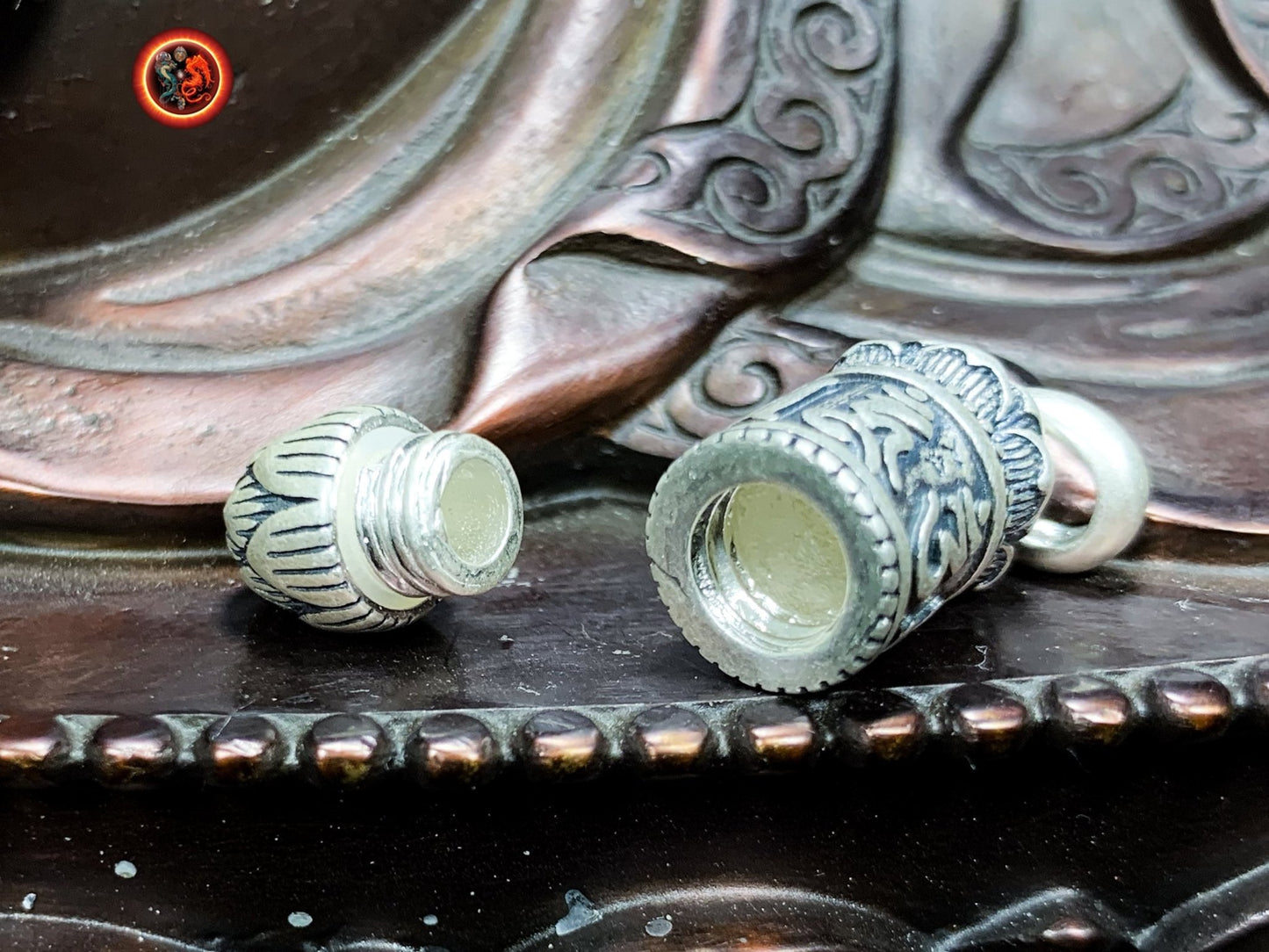 Reliquaire bouddhiste tibetain vajrayana. Moulin a prière ouvrant, lotus. Mantra de la compassion "om mani padme hum". Argent 925 poinçonné - obsidian dragon