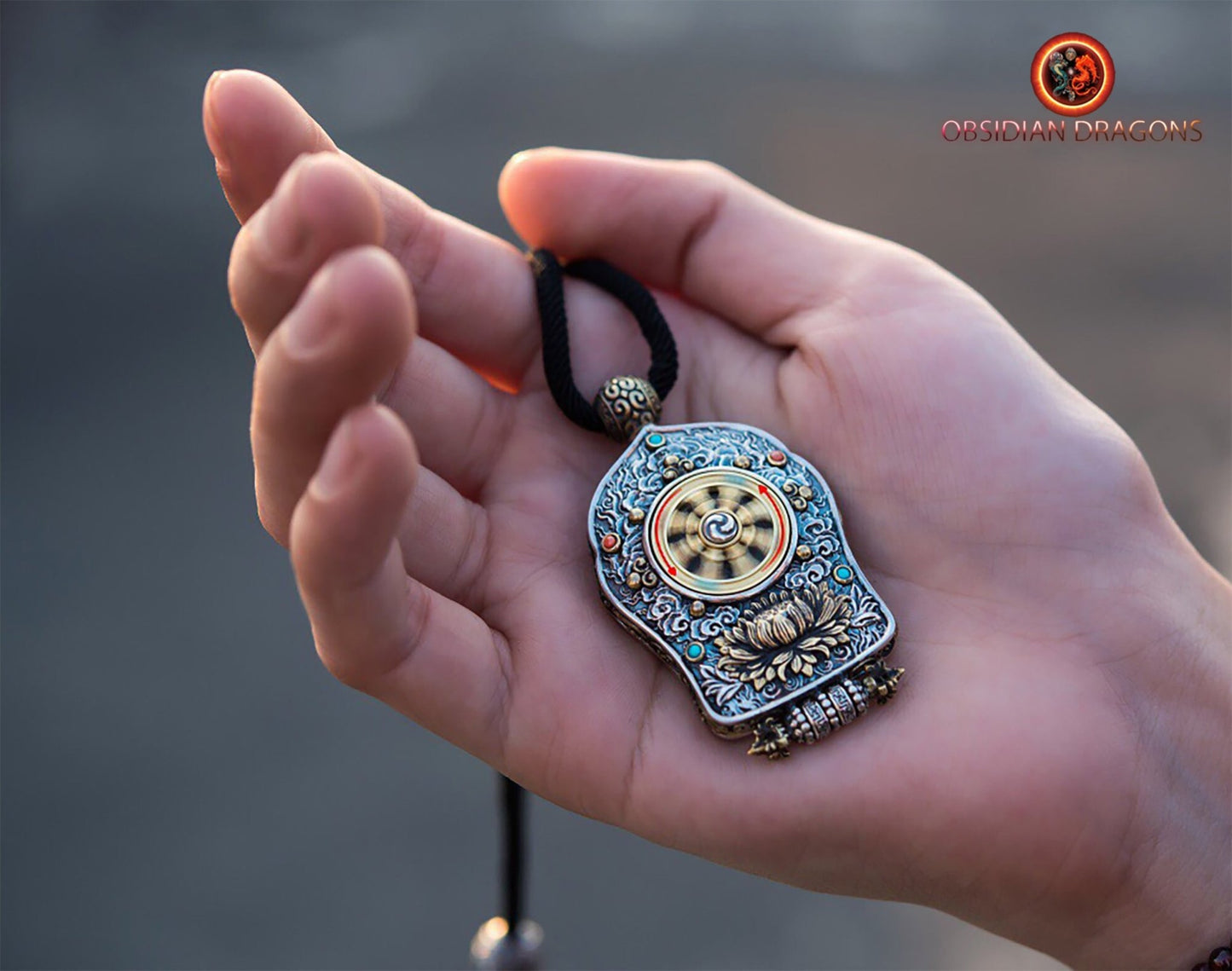 Pendentif Bouddha Vairocana. Ghau, amulette de protection tibétaine. Véritable tangka artisanal - obsidian dragon