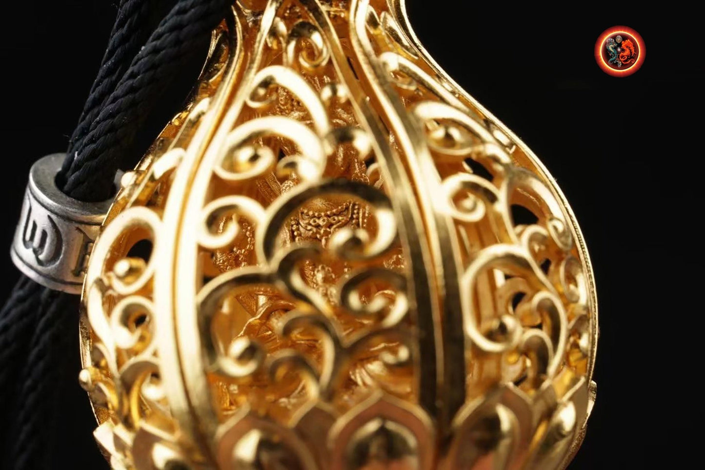 pendentif bouddha ,Amulette. Guan Yin, Chenrezi dans un Lotus à 6 pétales. laiton, plaqué or 24k pendentif ouvrant grâce a un bouton - obsidian dragon