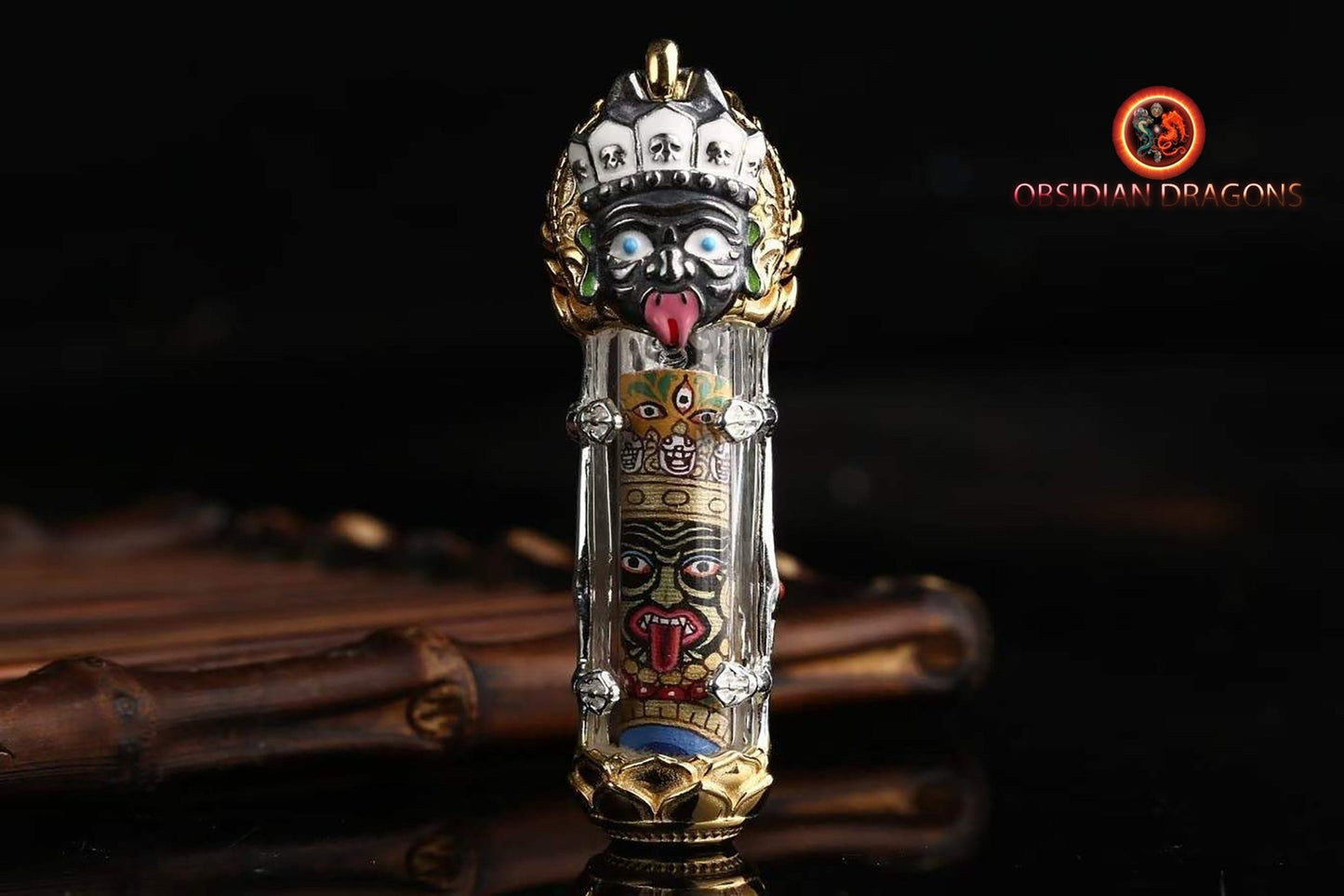 Pendentif, amulette bouddhiste tibétaine de bonne fortune. Tangkas peints artisanalement et traditionnellement. Deux déités a choix - obsidian dragon