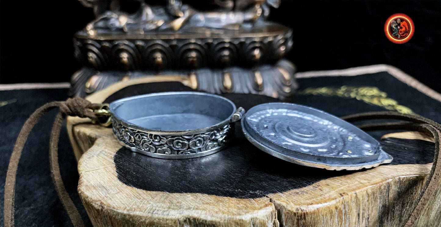 Pendentif, reliquaire, protection bouddhiste tibétaine. ouvrant, trigrammes bagua tournant. Argent 925. Roue du dharma - obsidian dragon