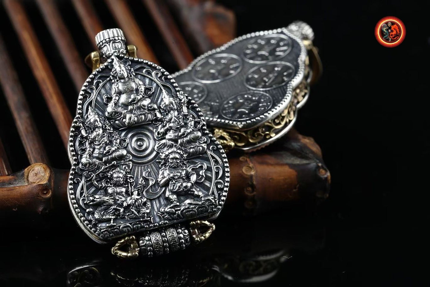 Pendentif bouddha, ghau, bouddhisme tibétain, vajrayana. Déité de la richesse, Jambhala sous ses 5 formes. Mantras au verso, argent 925. - obsidian dragon