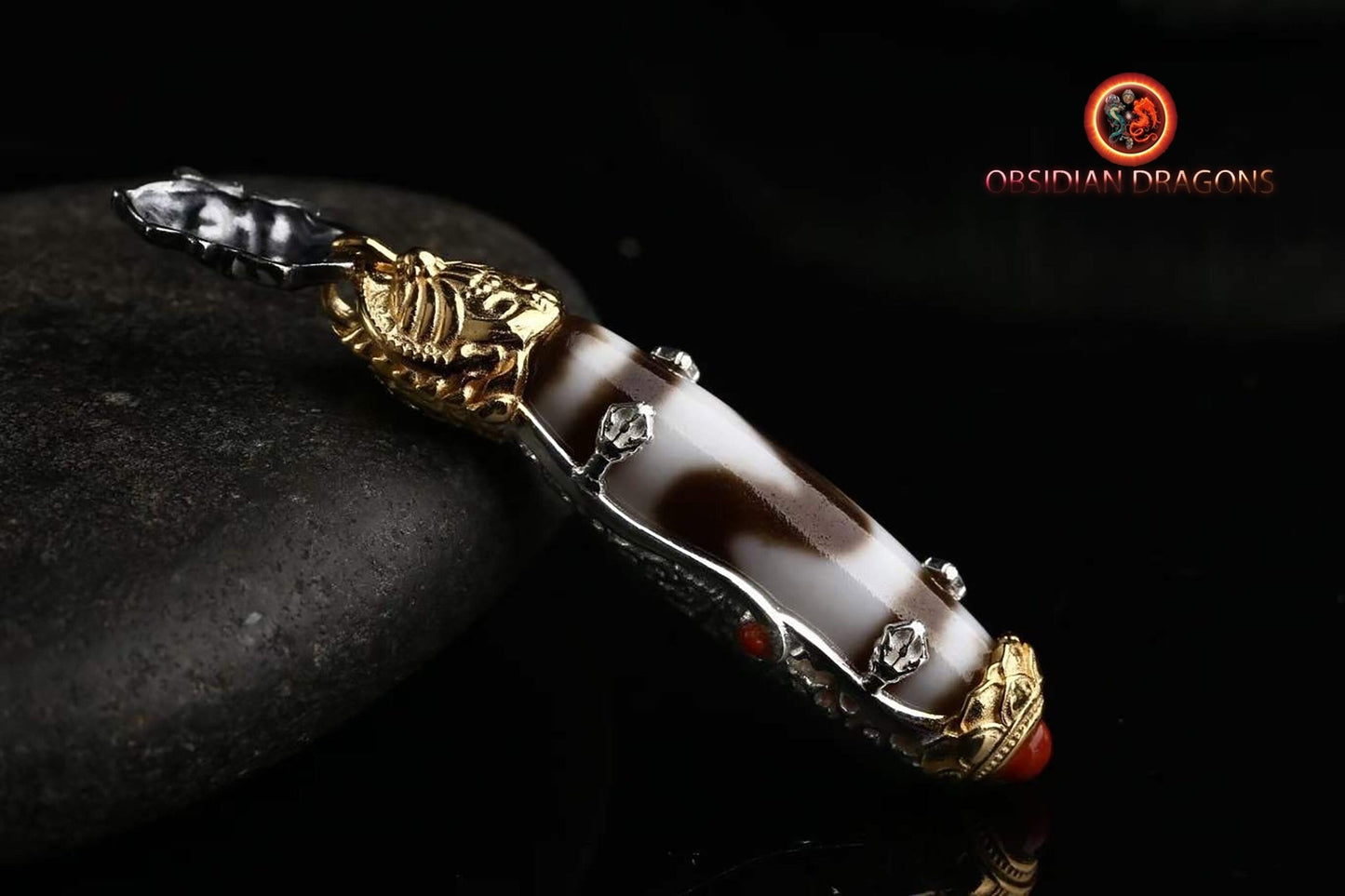 Pendentif, amulette bouddhiste tibétaine de bonne fortune. DZI, agates sacrées tibétaines authentiques "dents de tigre" Déité de la richesse - obsidian dragon