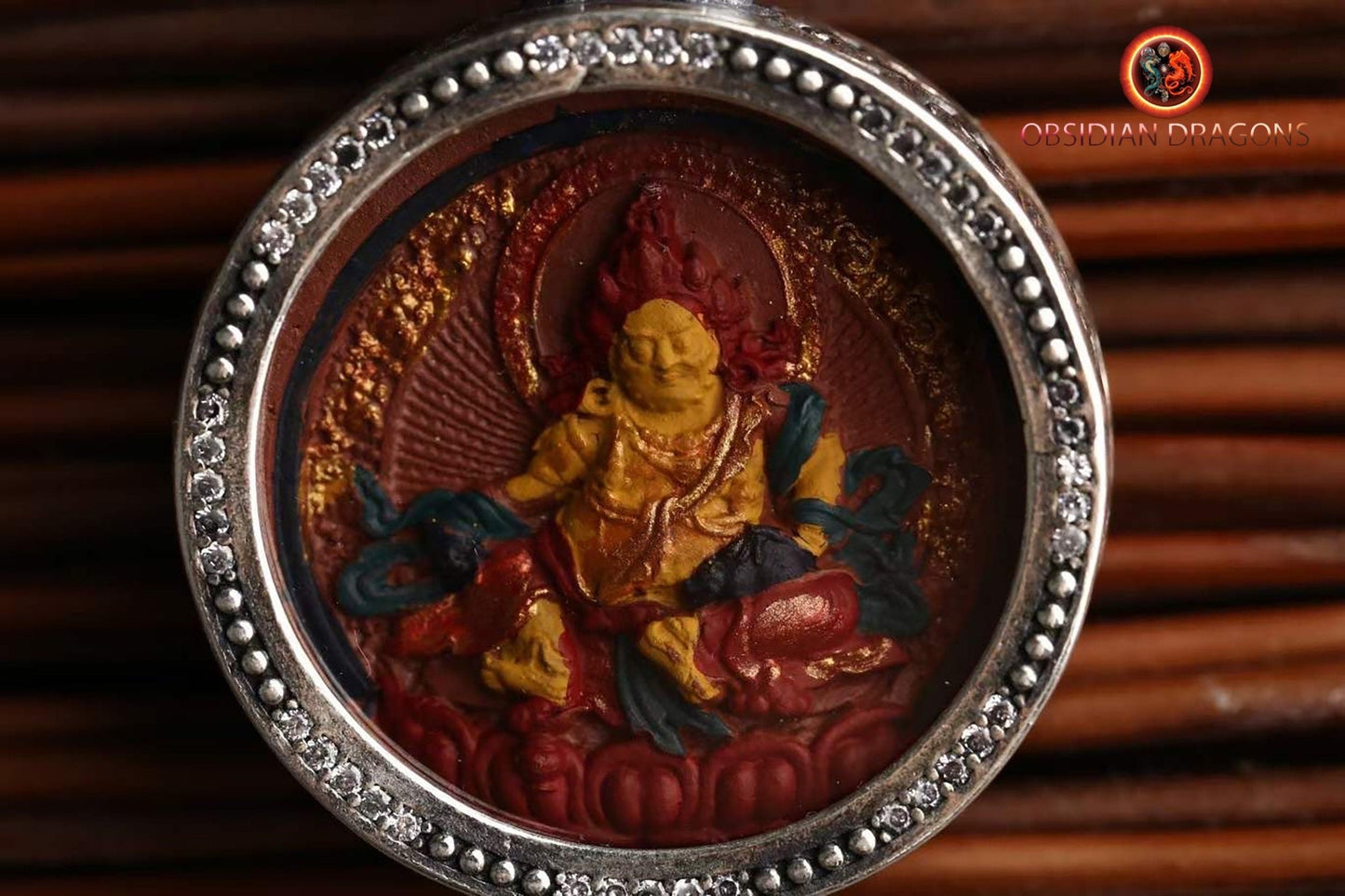 Pendentif bouddha tibétain, amulette tibétaine, tsa tsa en argile authentique dans son reliquaire en argent 925. Déité de la richesse Jambhala - obsidian dragon