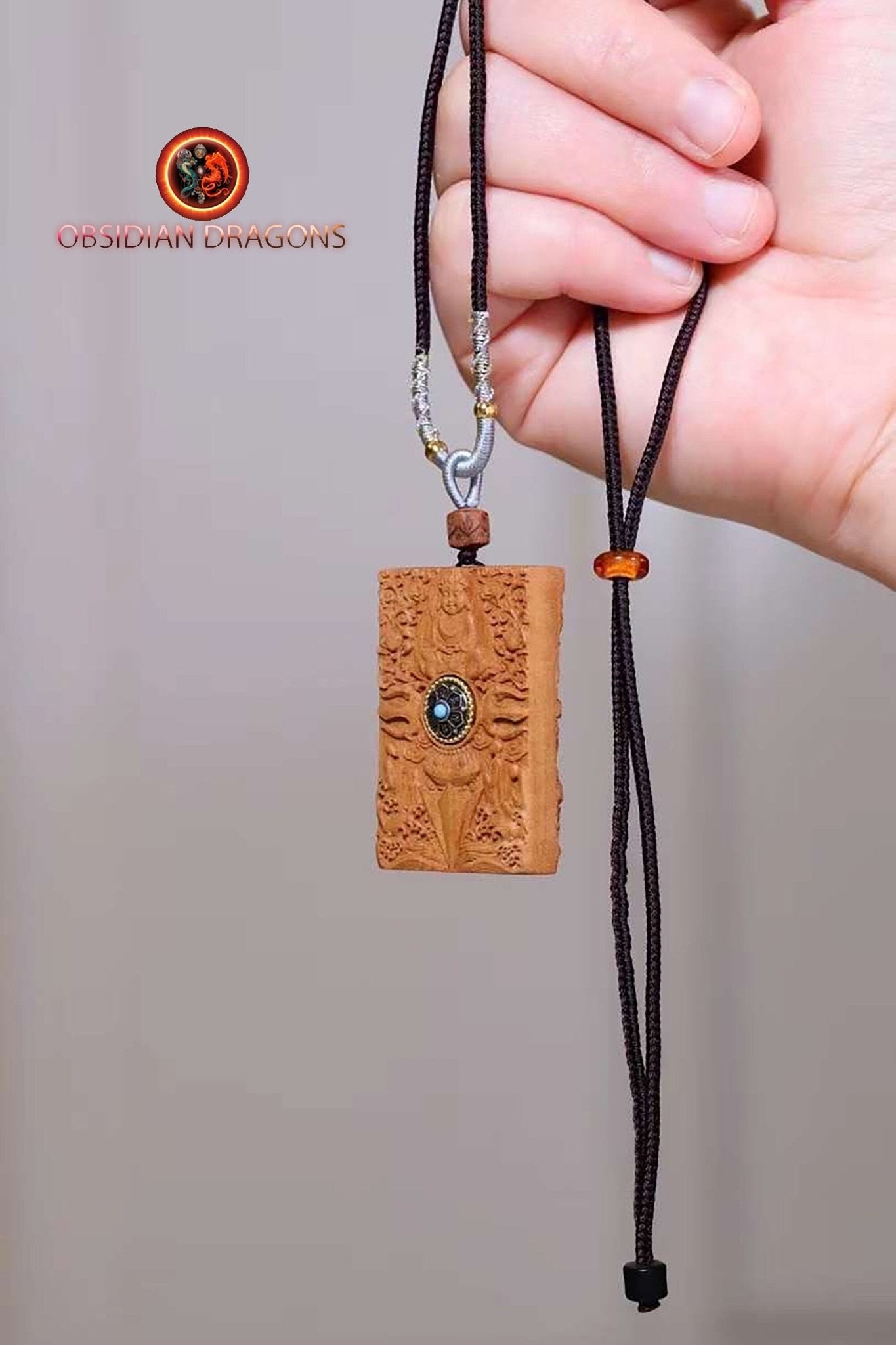 pendentif bouddha, bouddhiste tibetain en santal exceptionnel dit "Laoshan" originaire de Mysore en Inde. Déité Tara sous sa forme verte. - obsidian dragon