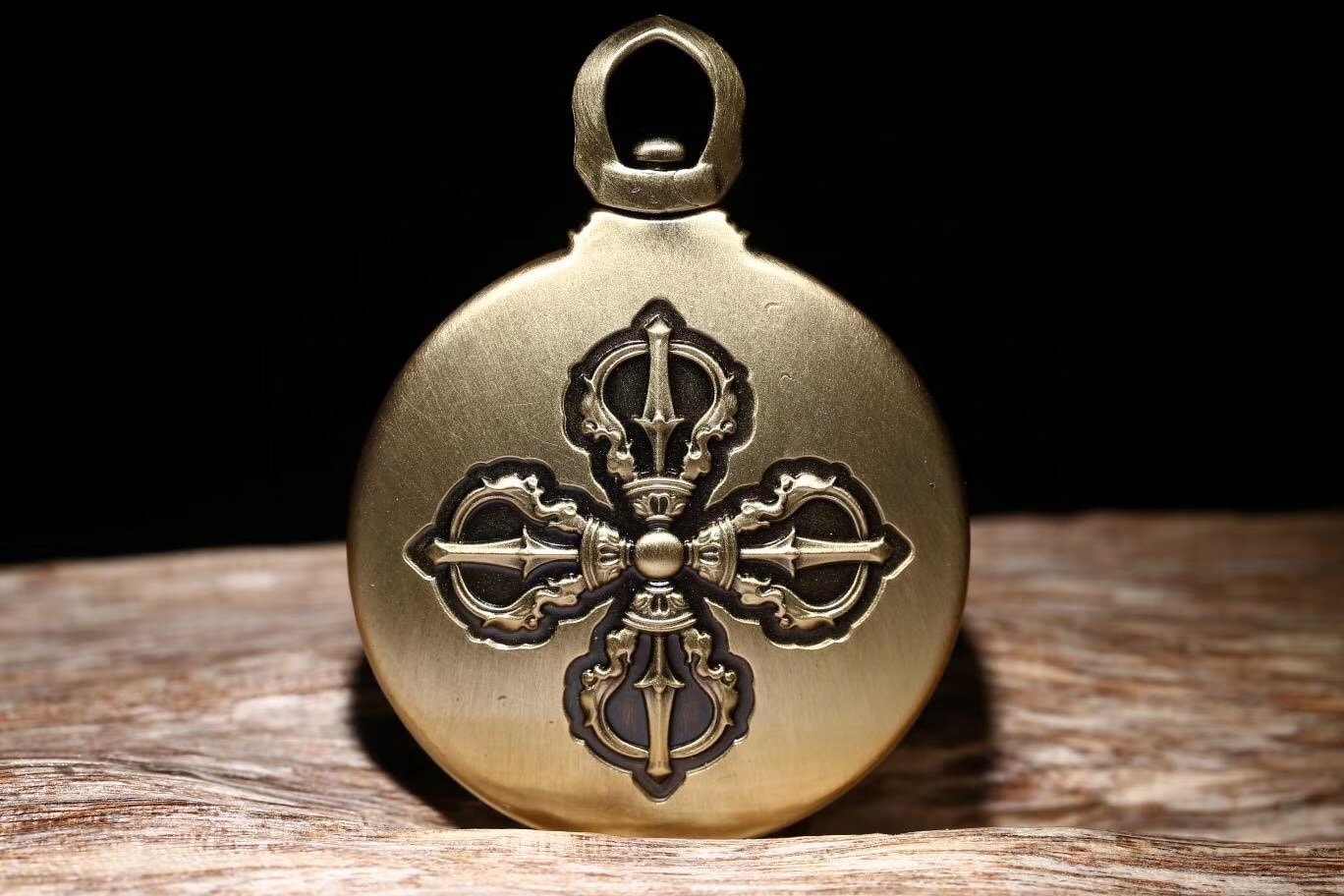pendentif bouddhiste , amulette de protection tibetaine, talisman feng shui. Roue de la vie bouddhiste tournante. Cuivre. - obsidian dragon