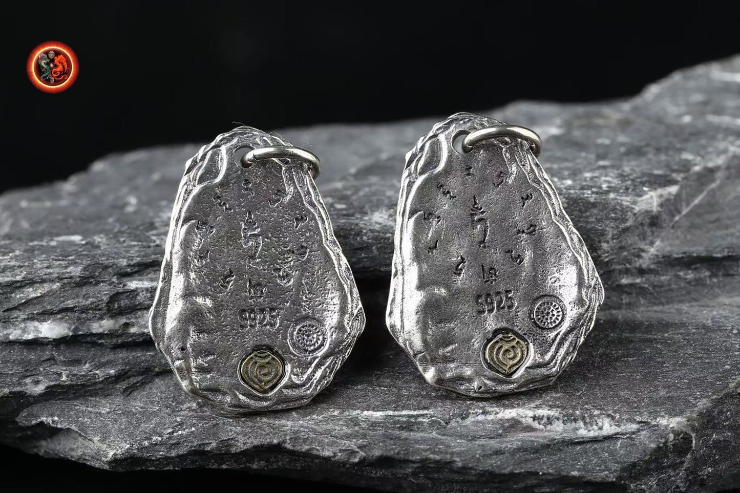 pendentif, talisman, amulette bouddhiste tibétain, déesse Tara sous sa forme blanche. Argent 925 poinçonné. Deux tailles disponibles - obsidian dragon