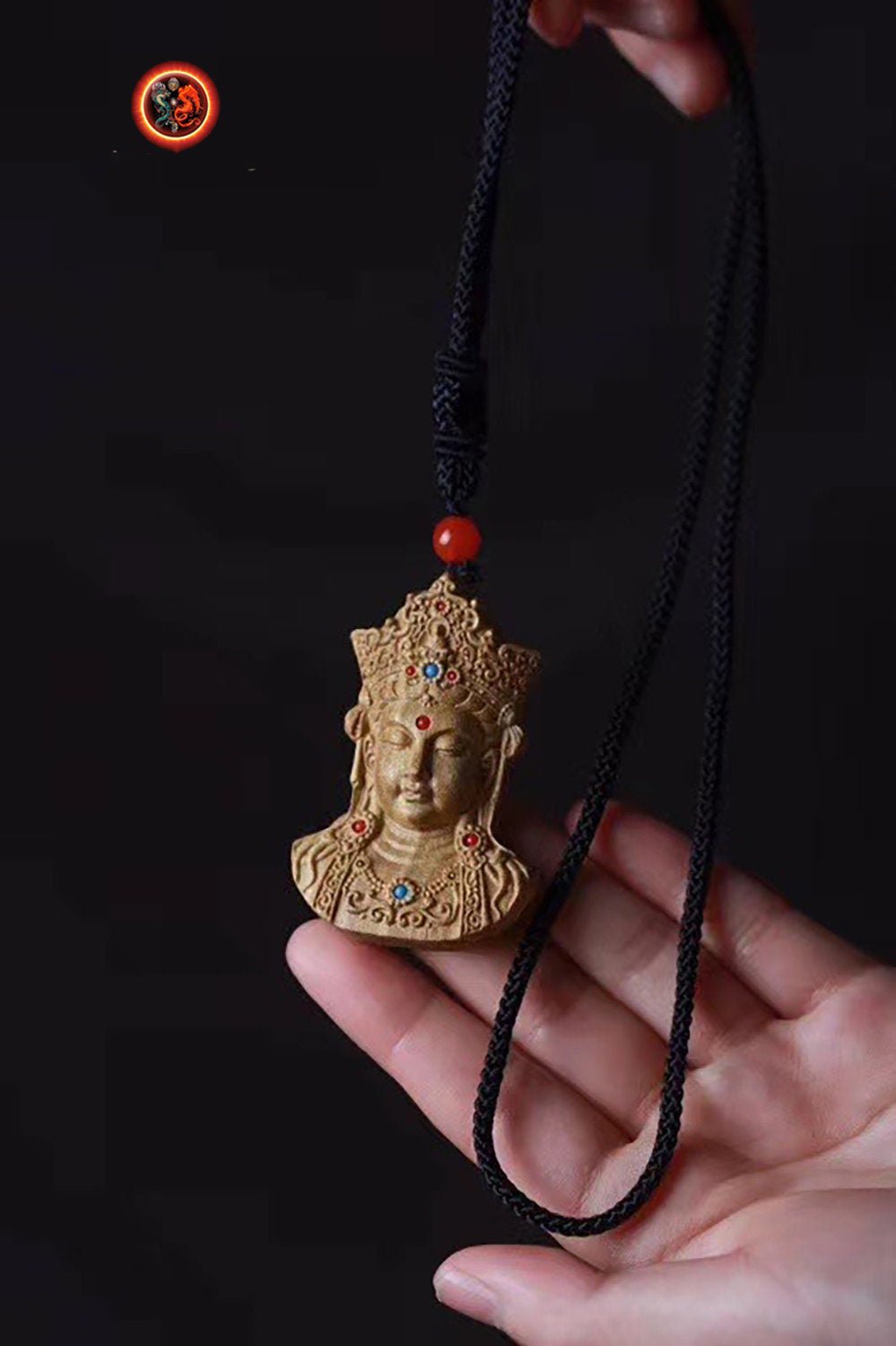 Pendentif, amulette de protection bouddhiste Chenrezi/ Guan Yin. Santal, turquoise et agate nan hong - obsidian dragon