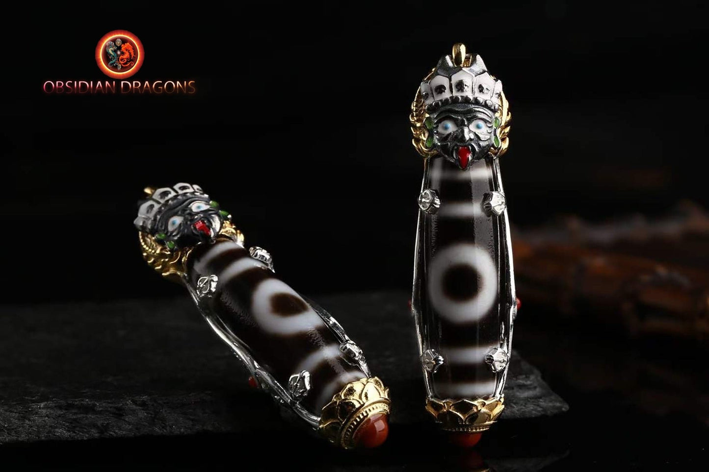 Pendentif, amulette bouddhiste tibétaine de bonne fortune. DZI, agates sacrées tibétaines authentiques "ciel et terre". Déité de la richesse - obsidian dragon