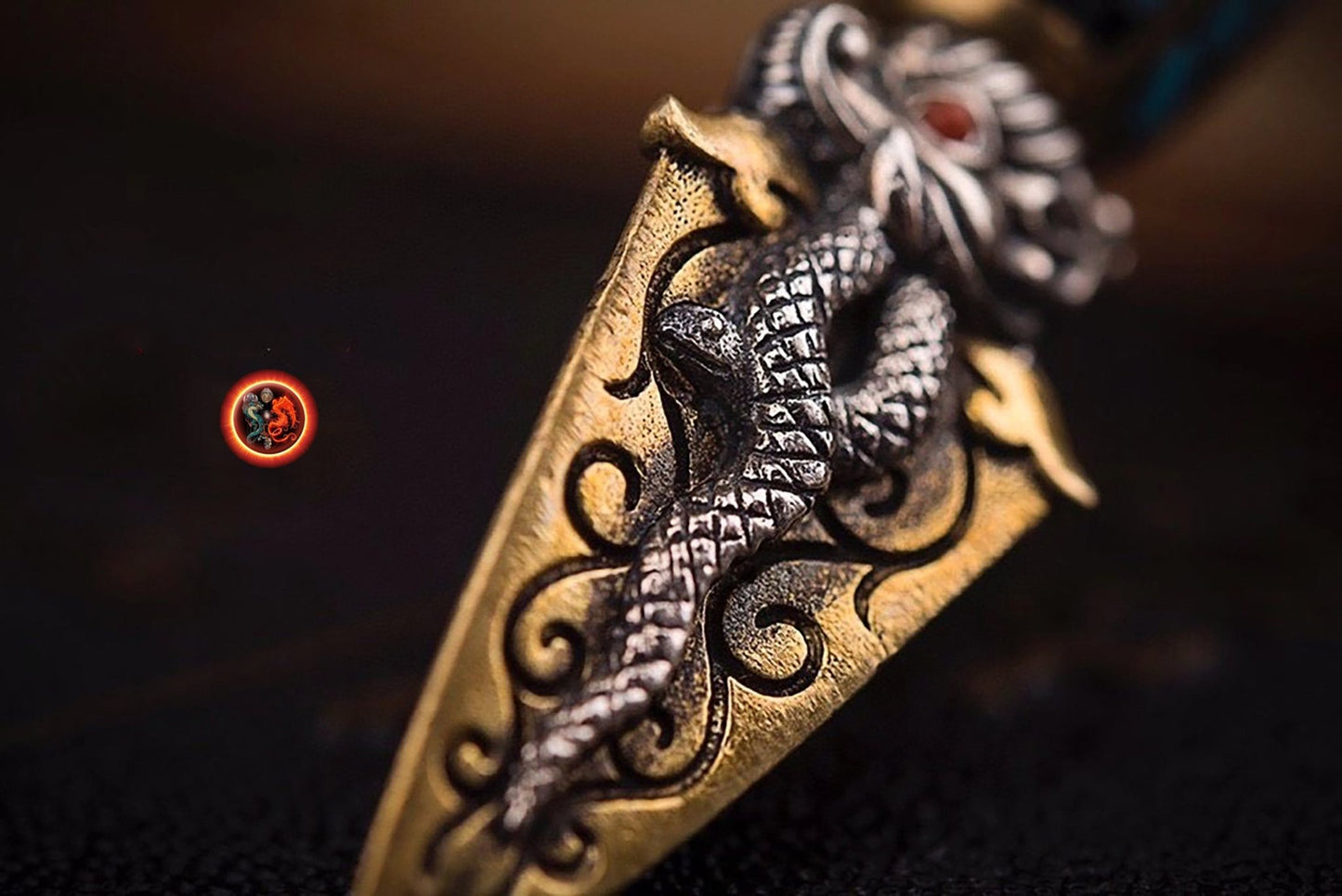 Pendentif dague Phurba bouddhisme vajrayana. DZI tournant au choix Mantra de la compassion "om mani padme hum" ou DZI à 9 yeux - obsidian dragon
