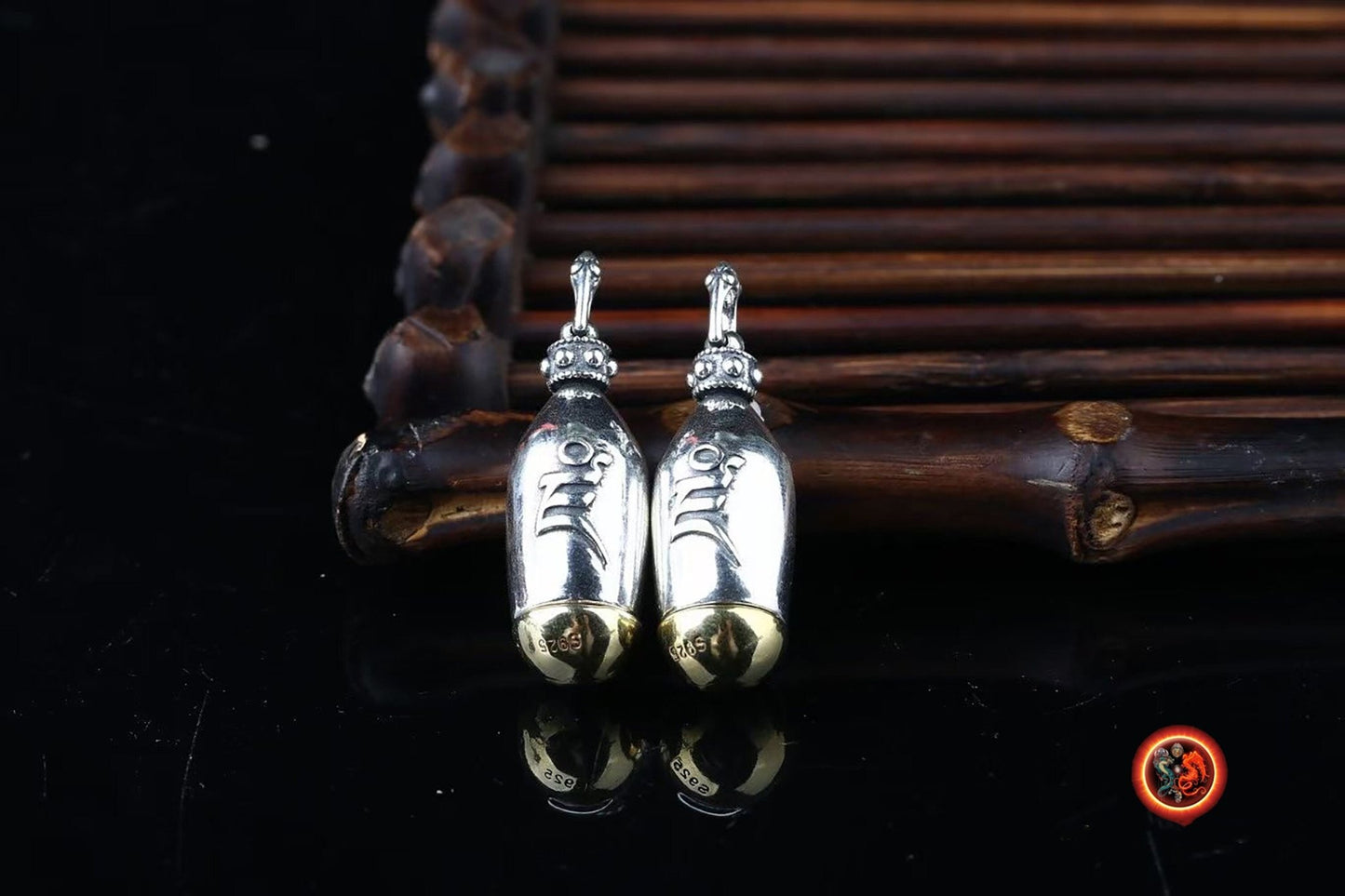 pendentif bouddha, ghau bouddhisme tibetain. Jambhala sous sa forme jaune. Déité de la richesse. mantra syllabe "DZAM" argent 925 et cuivre - obsidian dragon