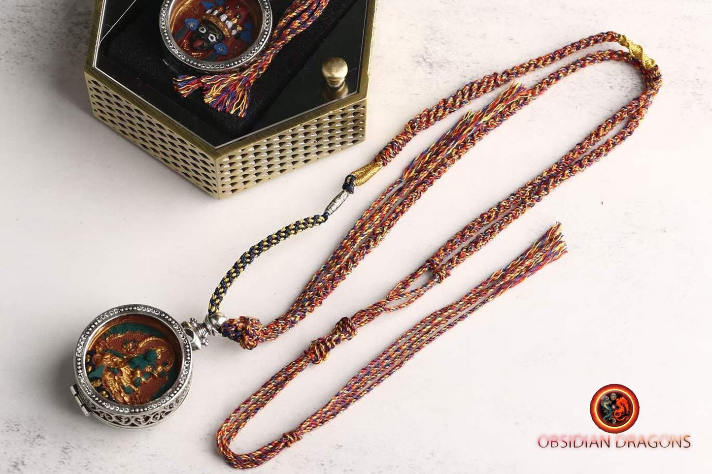 Pendentif bouddha tibétain, amulette tibétaine, tsa tsa en argile authentique dans son reliquaire en argent 925. Déité Tara sous sa forme verte - obsidian dragon
