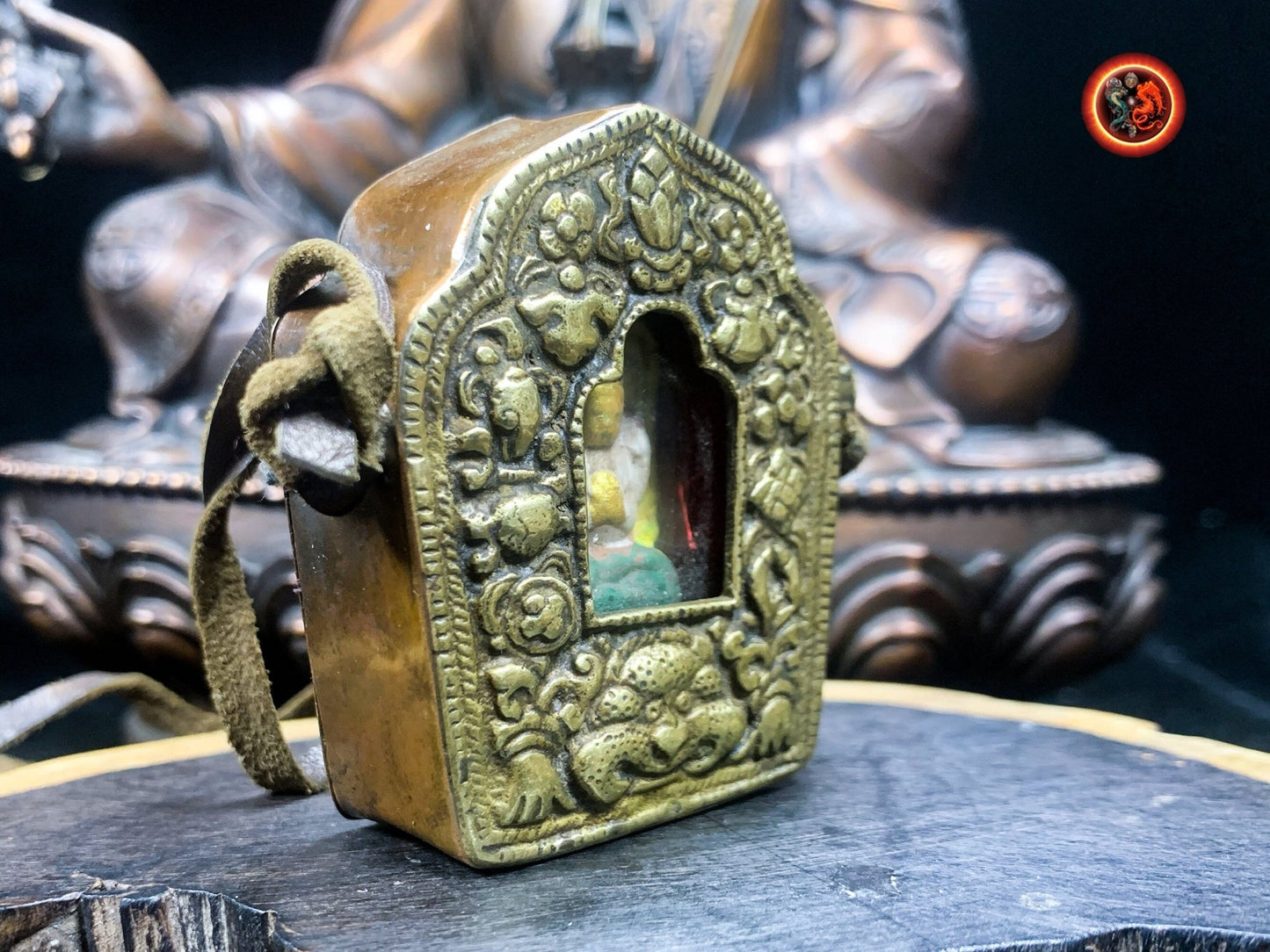 Pendentif bouddha, Ghau, Gau, ancien tibétain. Chenrezi, autel portatif de protection, Boîte de prière, Autel bouddhiste, Mantra de la compassion. - obsidian dragon