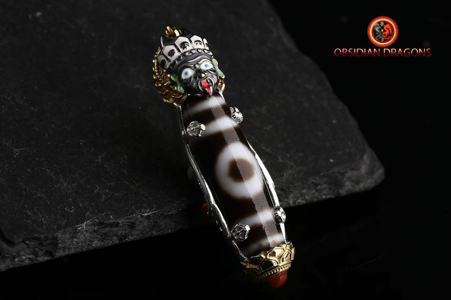 Pendentif, amulette bouddhiste tibétaine de bonne fortune. DZI, agates sacrées tibétaines authentiques "ciel et terre". Déité de la richesse - obsidian dragon