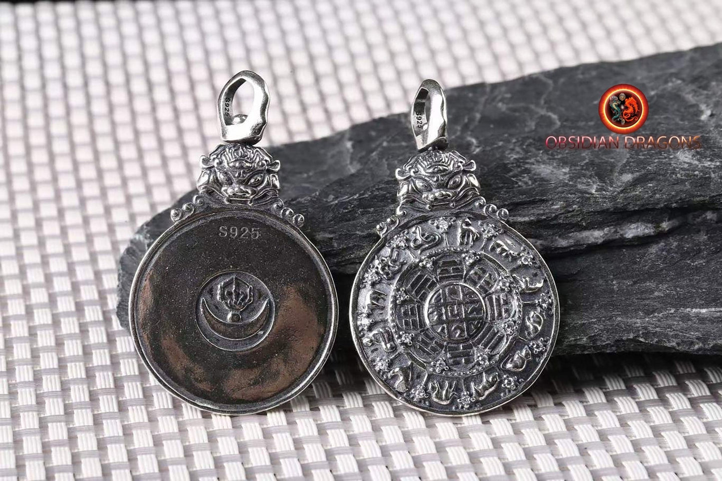 Amulette bouddhiste en argent 925 avec symbole du kartika bouddhiste au verso pour la protection tibétaine et le feng-shui, représentant la roue de la vie bouddhiste. - obsidian dragon