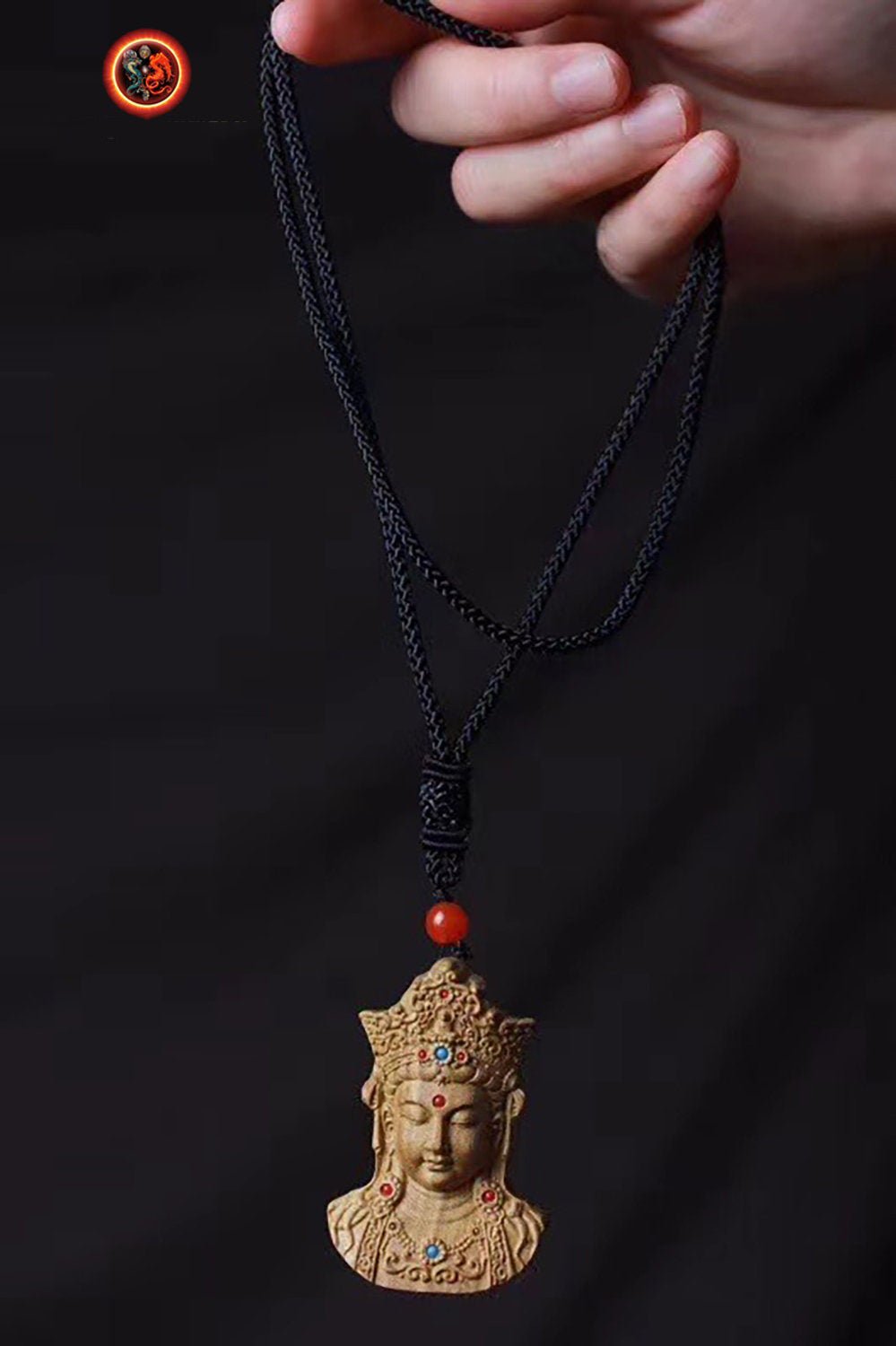Pendentif, amulette de protection bouddhiste Chenrezi/ Guan Yin. Santal, turquoise et agate nan hong - obsidian dragon