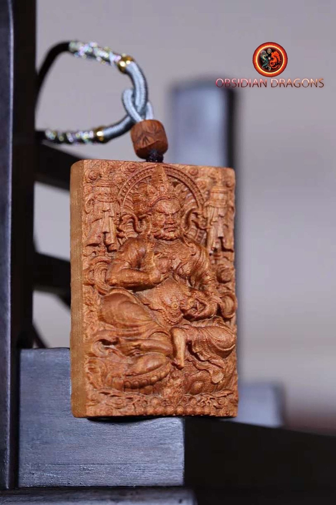pendentif bouddha, bouddhiste tibetain en santal exceptionnel dit "Laoshan" originaire de Mysore en Inde. Déité de la richesse Jambhala - obsidian dragon