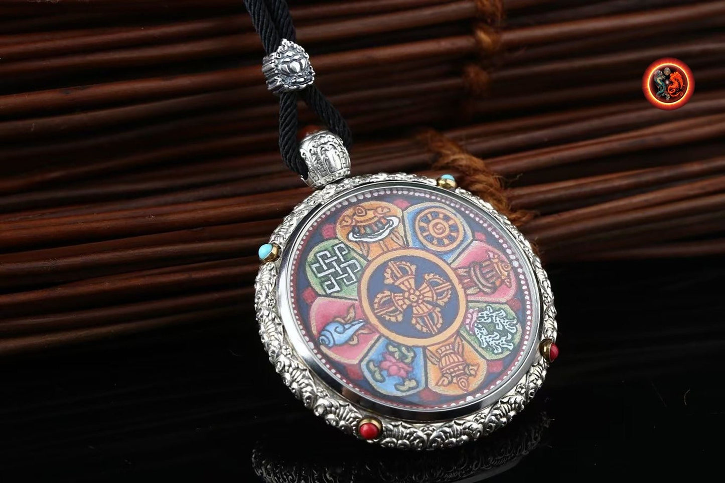 Ghau, amulette, pendentif bouddhiste tibétain 8 signes auspicieux du bouddhisme Véritable Tangka Regong traditionnel Argent, cuivre, grenat - obsidian dragon