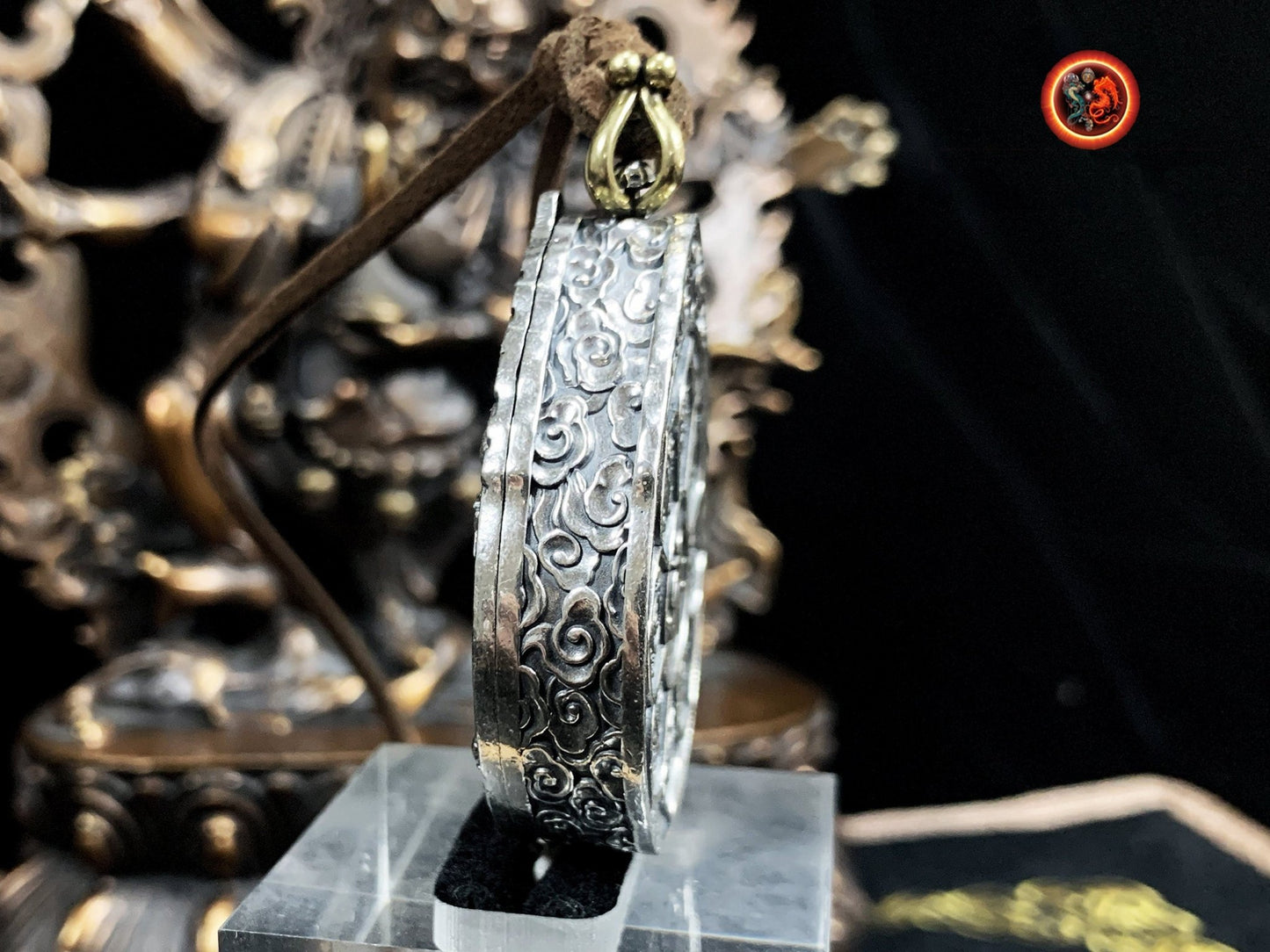 Pendentif, reliquaire, protection bouddhiste tibétaine. ouvrant, trigrammes bagua tournant. Argent 925. Roue du dharma - obsidian dragon
