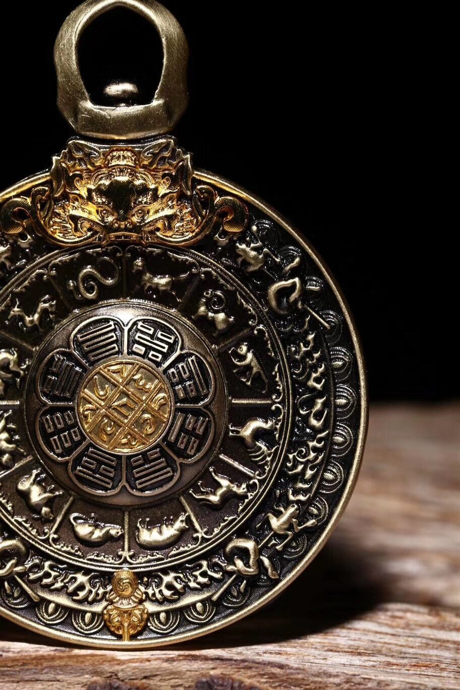 pendentif bouddhiste , amulette de protection tibetaine, talisman feng shui. Roue de la vie bouddhiste tournante. Cuivre. - obsidian dragon