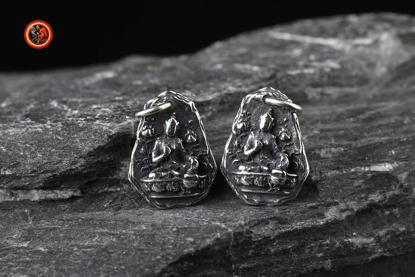 pendentif, talisman, amulette bouddhiste tibétain, déesse Tara sous sa forme blanche. Argent 925 poinçonné. Deux tailles disponibles - obsidian dragon