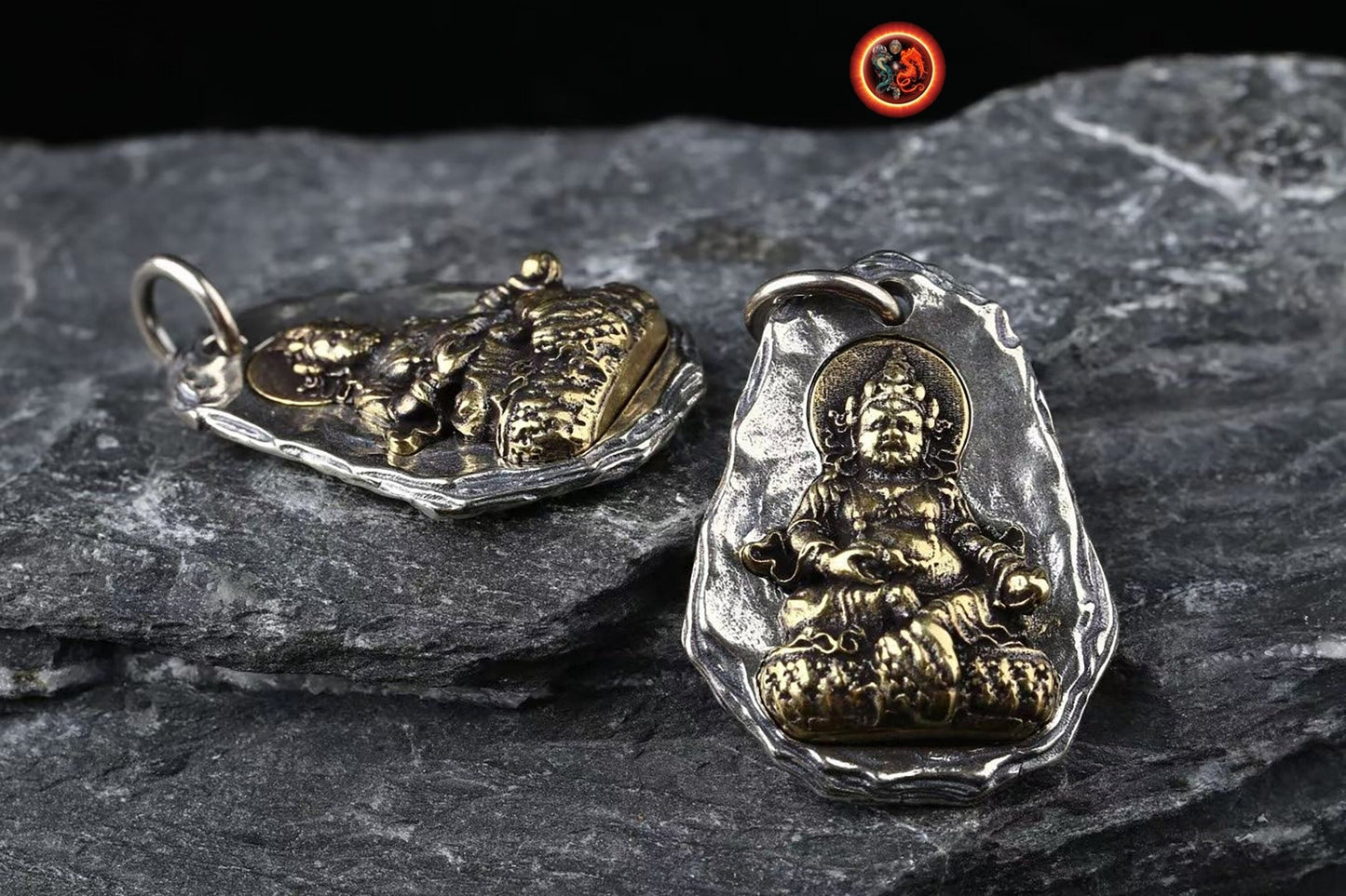 Pendentif bouddha. Jambhala déité tibétaine de la richesse. Amulette de protection du bouddhisme vajrayana - obsidian dragon