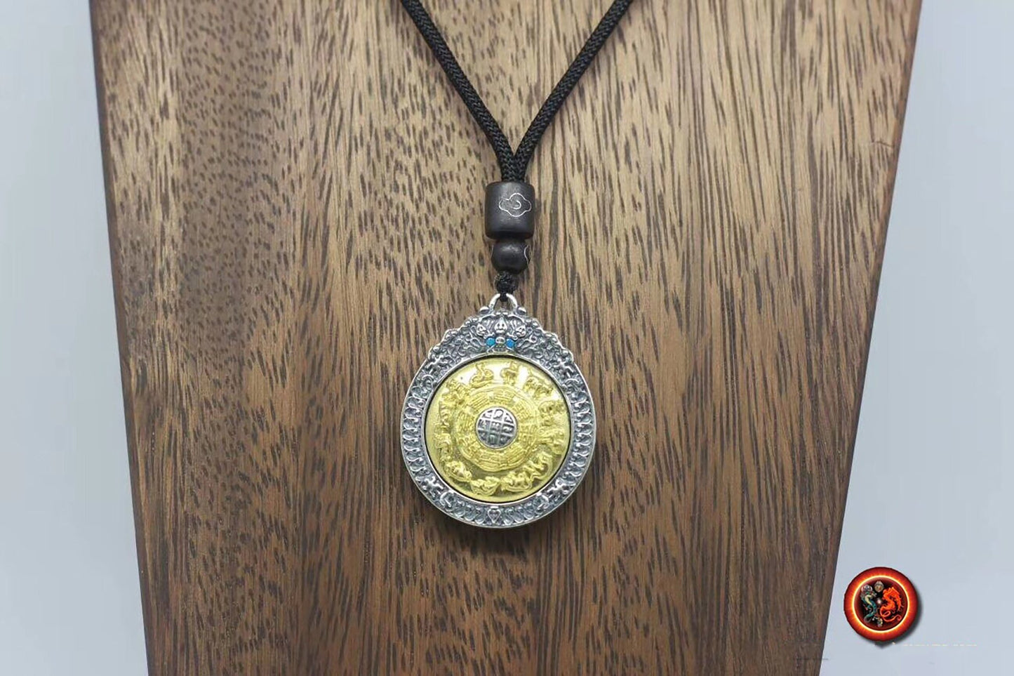 Pendentif Bouddhiste Tibétain traditionnel. Amulette de protection tournant - obsidian dragon
