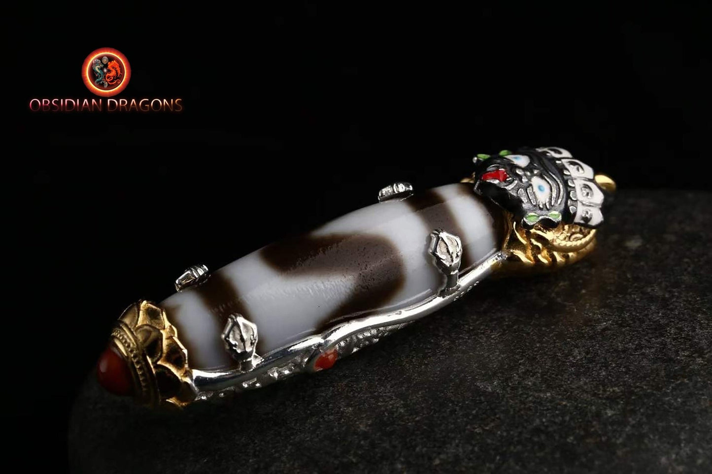 Pendentif, amulette bouddhiste tibétaine de bonne fortune. DZI, agates sacrées tibétaines authentiques "dents de tigre" Déité de la richesse - obsidian dragon