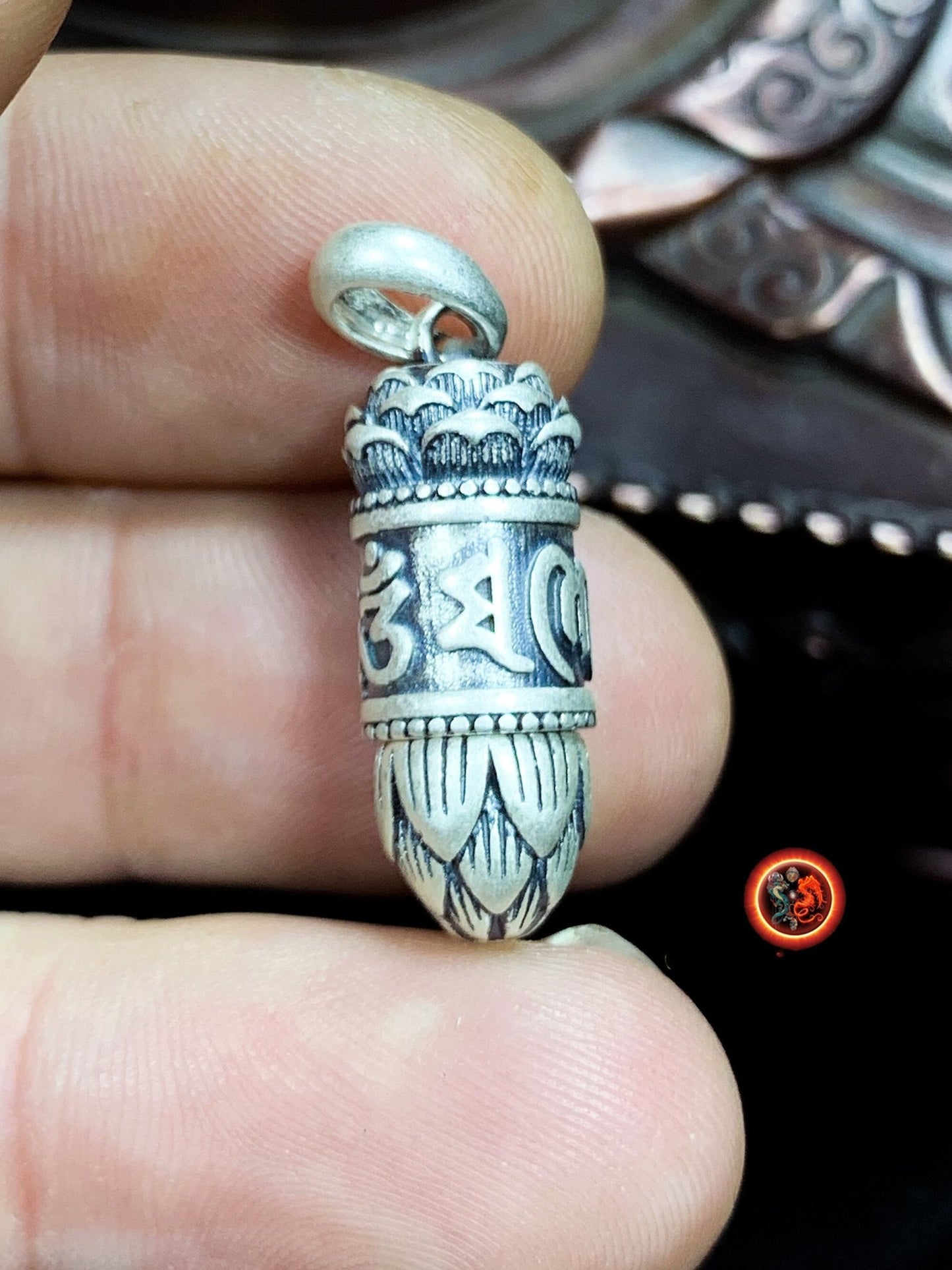 Reliquaire bouddhiste tibetain vajrayana. Moulin a prière ouvrant, lotus. Mantra de la compassion "om mani padme hum". Argent 925 poinçonné - obsidian dragon