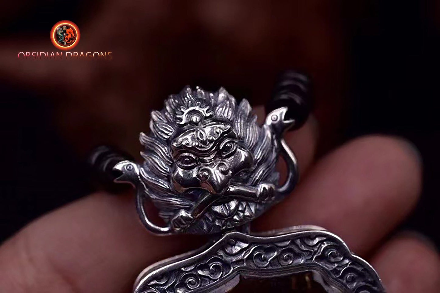 Pendentif bouddha Chenrezig/ Guan Yin, amulette de protection du bouddhisme vajrayana esoterique tibétain. représentation de Garuda sur la beliere. - obsidian dragon