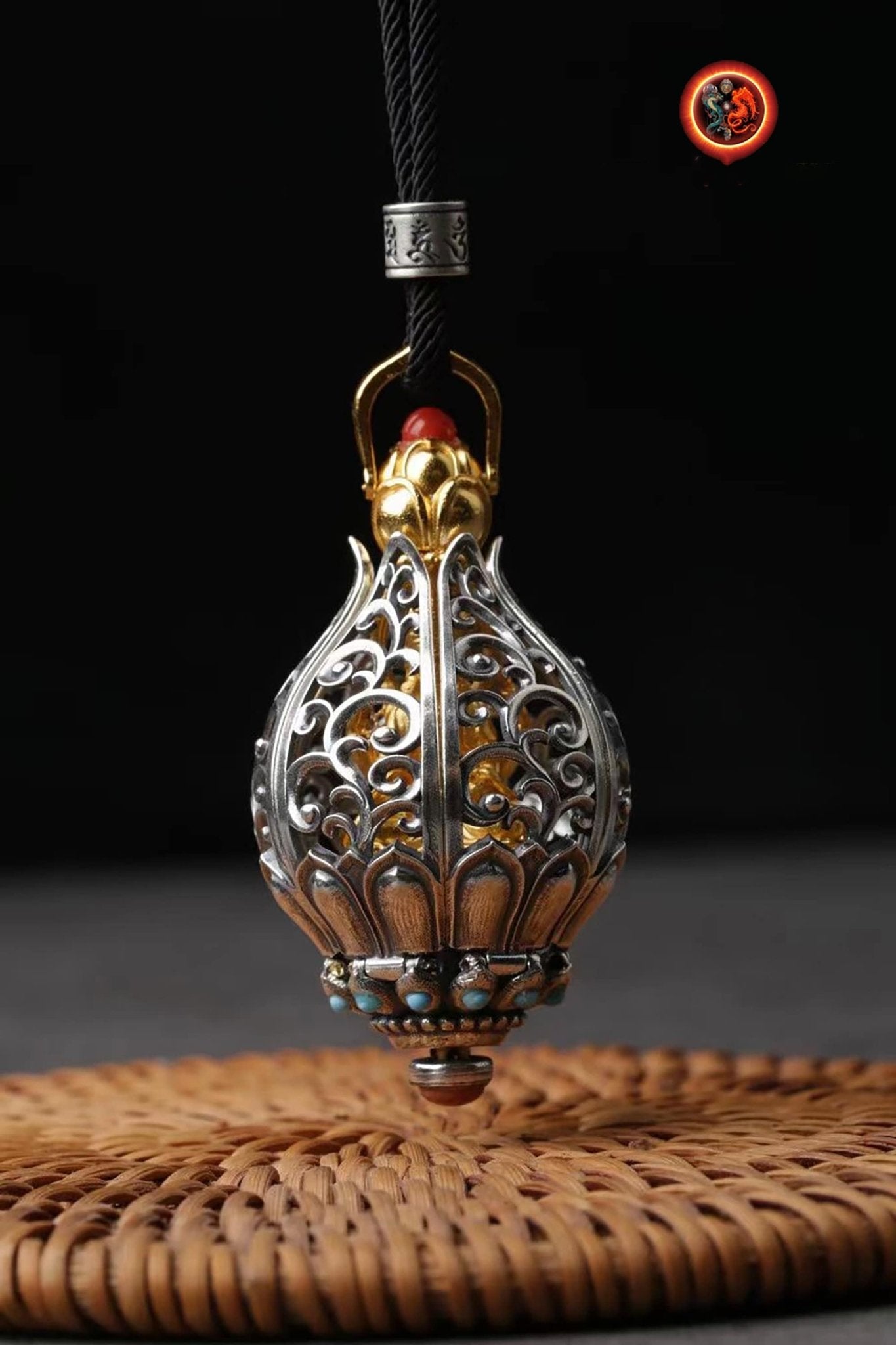 Pendentif Bouddha. Amulette Guan Yin/ Chenrezig, dans un Lotus à 6 pétales. Argent 925, plaqué or 24k pendentif ouvrant. - obsidian dragon
