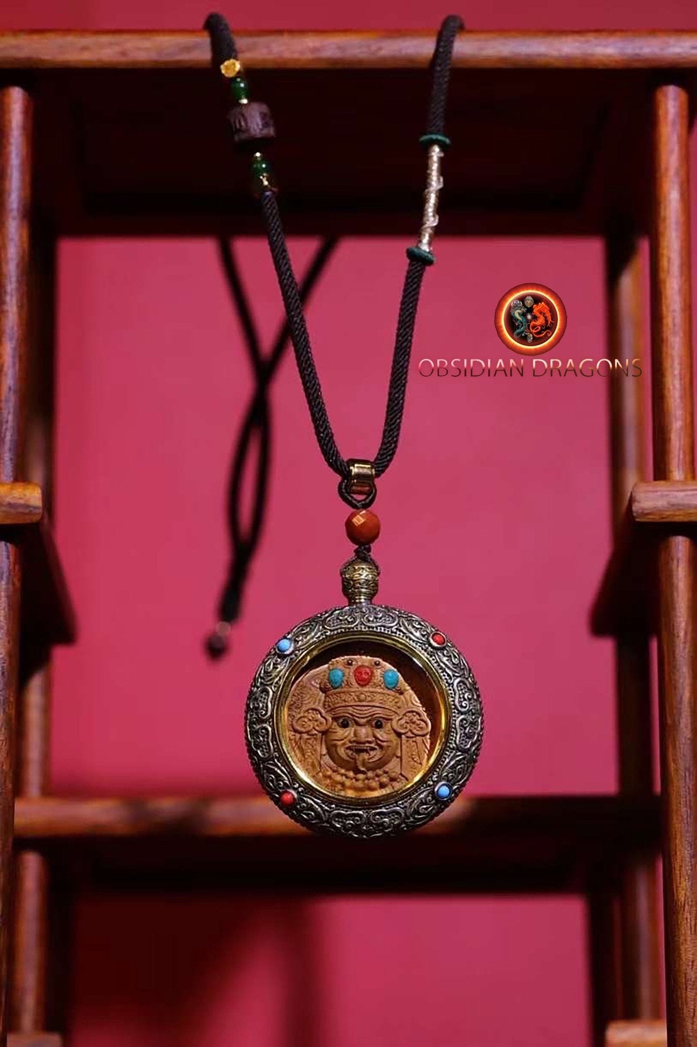 Pendentif, amulette bouddhiste tibétaine, divinité Zakiram richesse et bonne fortune Santal exceptionnel dit de Laoshan argent 925 turquoise - obsidian dragon
