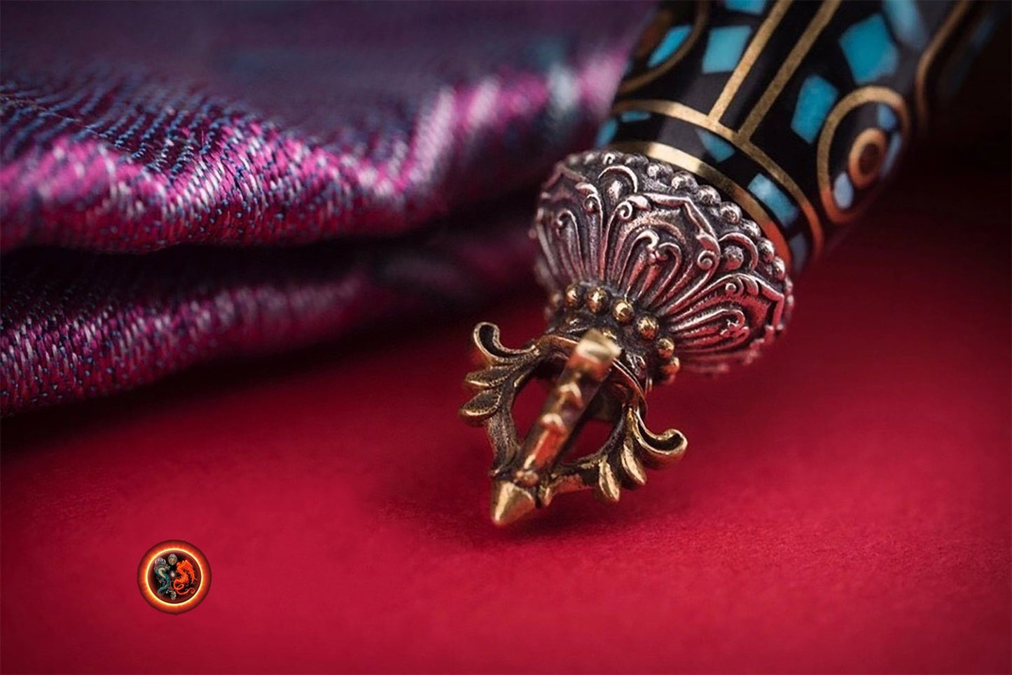 Pendentif DZI à 9 yeux. Bouddhisme tibétain, Inspiration agate sacrée tibétaine. DZI tournant. Symbole du poisson et du vase aux tresors. - obsidian dragon