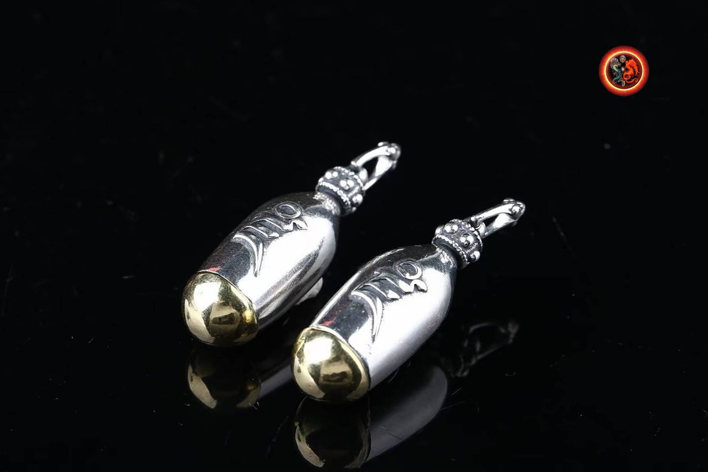 pendentif bouddha, ghau bouddhisme tibetain. Jambhala sous sa forme jaune. Déité de la richesse. mantra syllabe "DZAM" argent 925 et cuivre - obsidian dragon