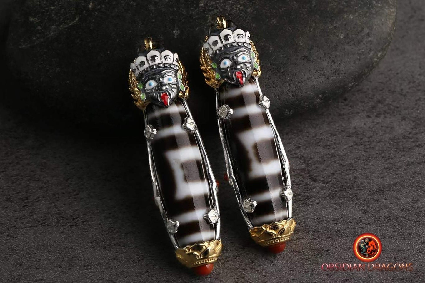 Pendentif, amulette bouddhiste tibétaine de bonne fortune. DZI, agates sacrées tibétaines authentiques "ciel et terre". Déité de la richesse - obsidian dragon