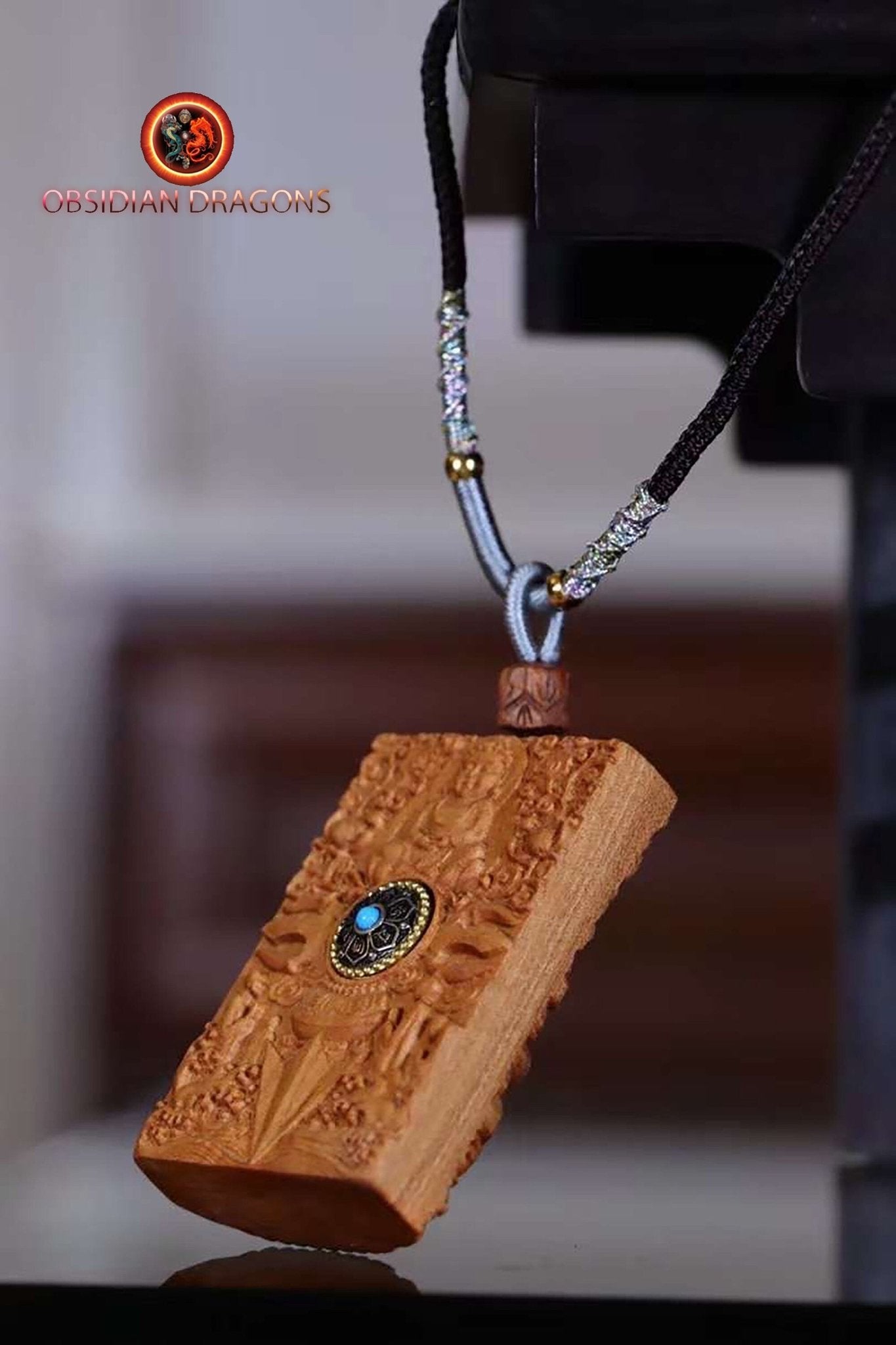 pendentif bouddha, bouddhiste tibetain en santal exceptionnel dit "Laoshan" originaire de Mysore en Inde. Déité de la richesse Jambhala - obsidian dragon