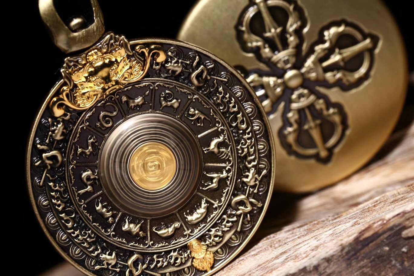 pendentif bouddhiste , amulette de protection tibetaine, talisman feng shui. Roue de la vie bouddhiste tournante. Cuivre. - obsidian dragon