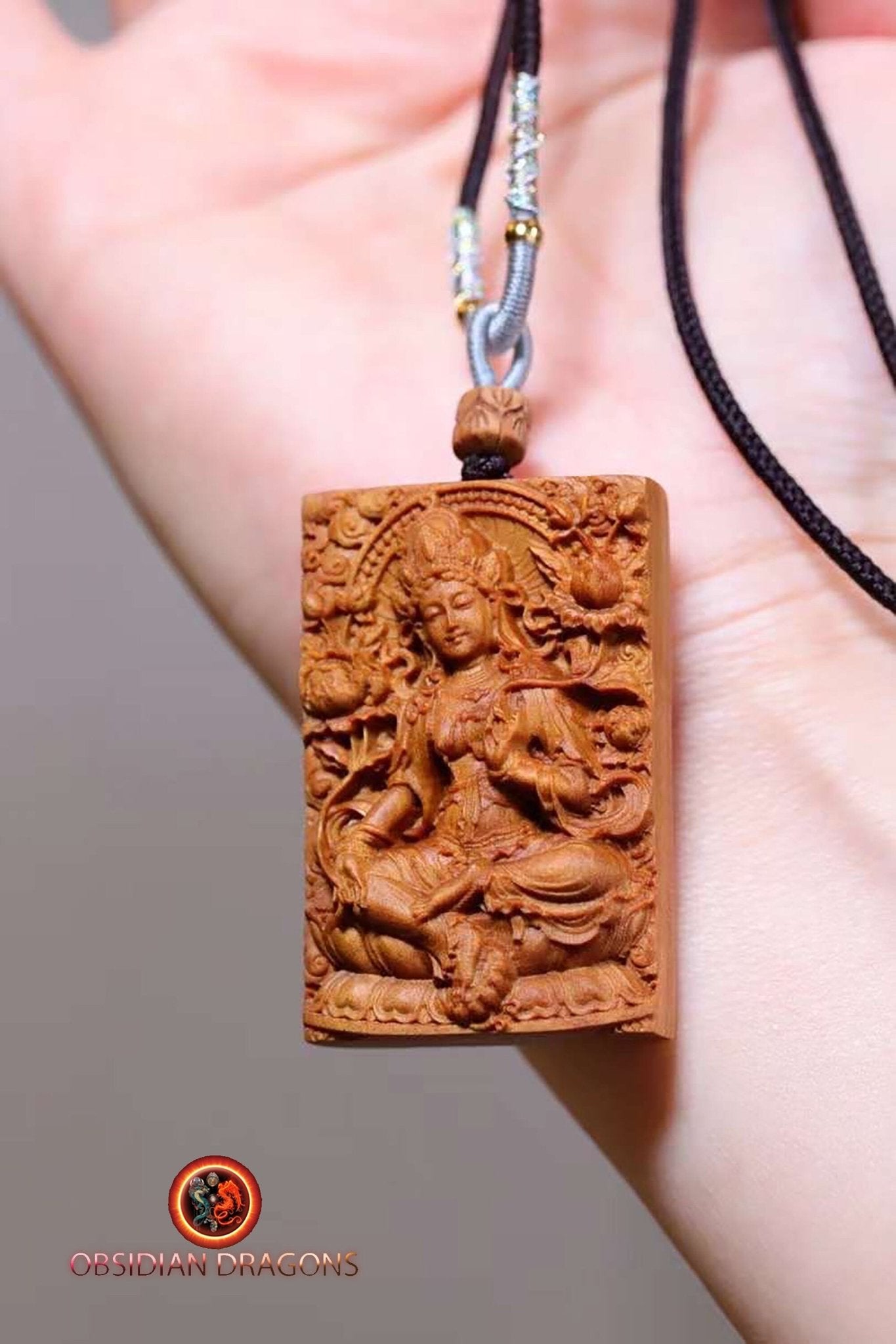 pendentif bouddha, bouddhiste tibetain en santal exceptionnel dit "Laoshan" originaire de Mysore en Inde. Déité Tara sous sa forme verte. - obsidian dragon