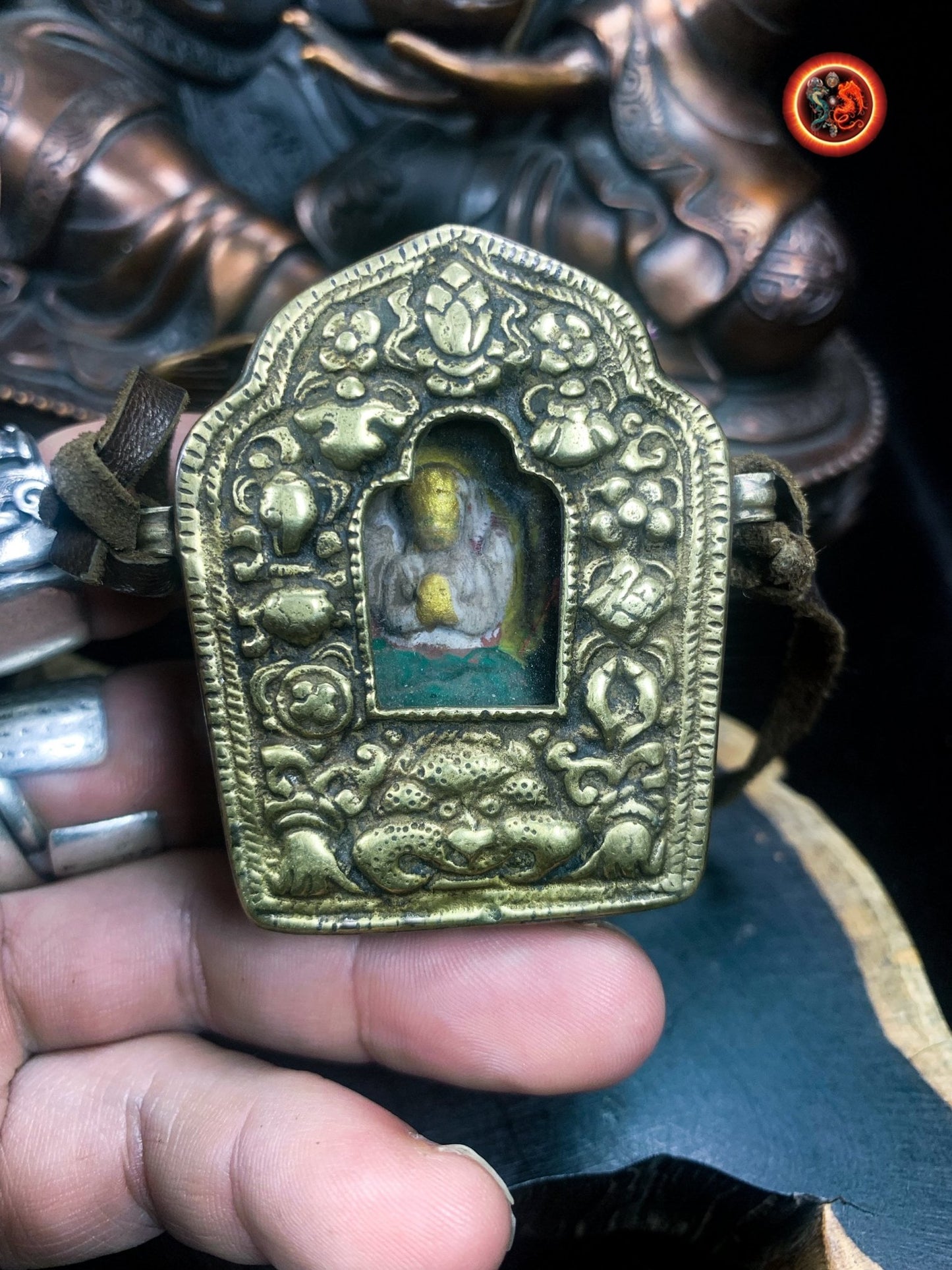 Pendentif bouddha, Ghau, Gau, ancien tibétain. Chenrezi, autel portatif de protection, Boîte de prière, Autel bouddhiste, Mantra de la compassion. - obsidian dragon