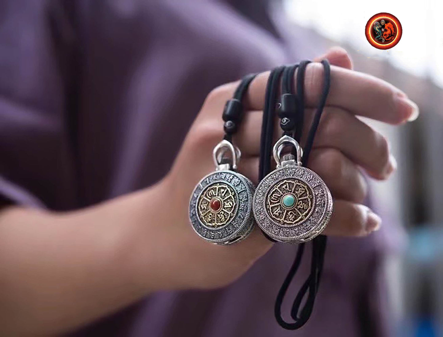 Reliquaire bouddhiste. Reliquaire tibetain. Ghau tibetain. Mantra de la compassion, "om mani padme hum". argent 925, cuivre - obsidian dragon