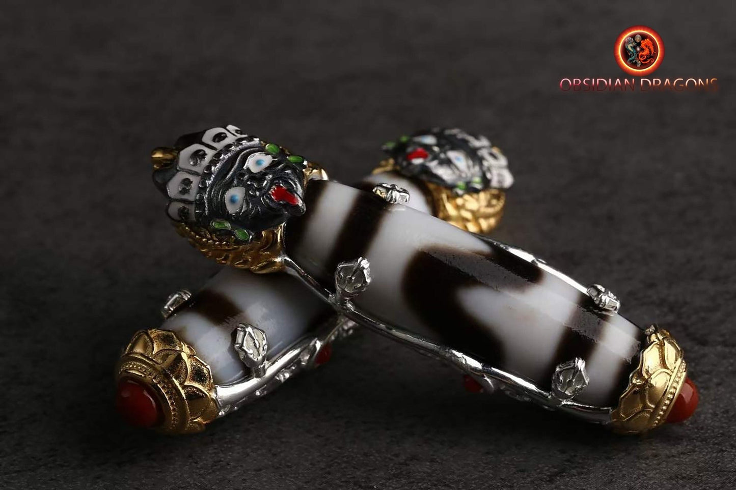 Pendentif, amulette bouddhiste tibétaine de bonne fortune. DZI, agates sacrées tibétaines authentiques "dents de tigre" Déité de la richesse - obsidian dragon