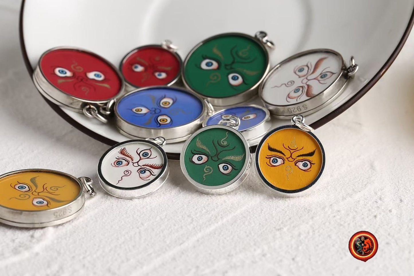pendentifs bouddha, tangka de protection bouddhiste tibétain. Yeux de bouddha paix et bonne chance tangka artisanal par maitre spécialisé. - obsidian dragon
