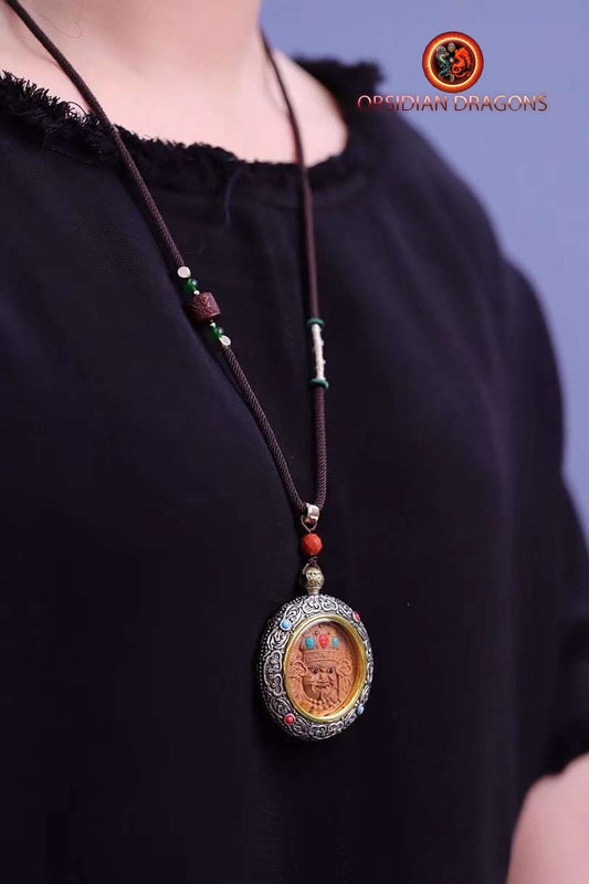 Pendentif, amulette bouddhiste tibétaine, divinité Zakiram richesse et bonne fortune Santal exceptionnel dit de Laoshan argent 925 turquoise - obsidian dragon