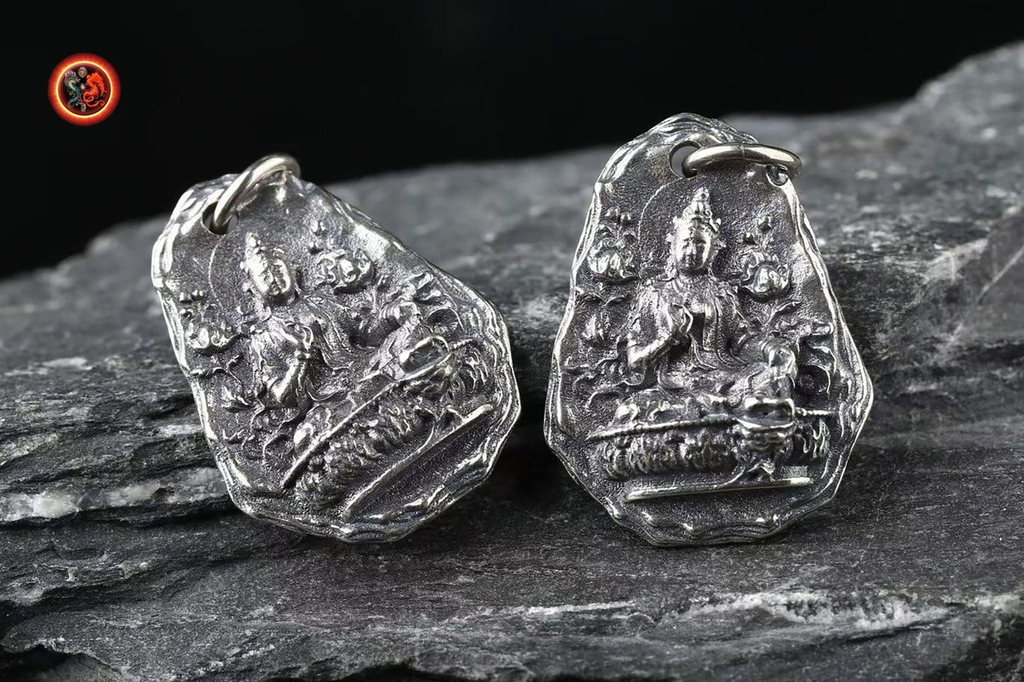 pendentif, talisman, amulette bouddhiste tibétain, déesse Tara sous sa forme blanche. Argent 925 poinçonné. Deux tailles disponibles - obsidian dragon