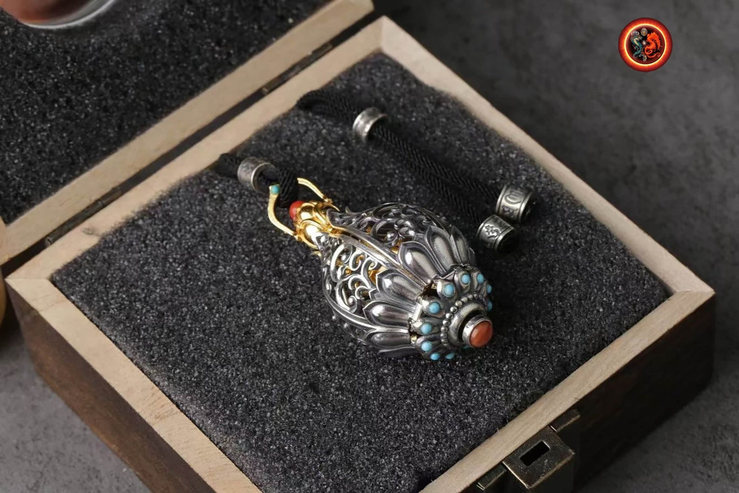Pendentif Bouddha. Amulette Guan Yin/ Chenrezig, dans un Lotus à 6 pétales. Argent 925, plaqué or 24k pendentif ouvrant. - obsidian dragon