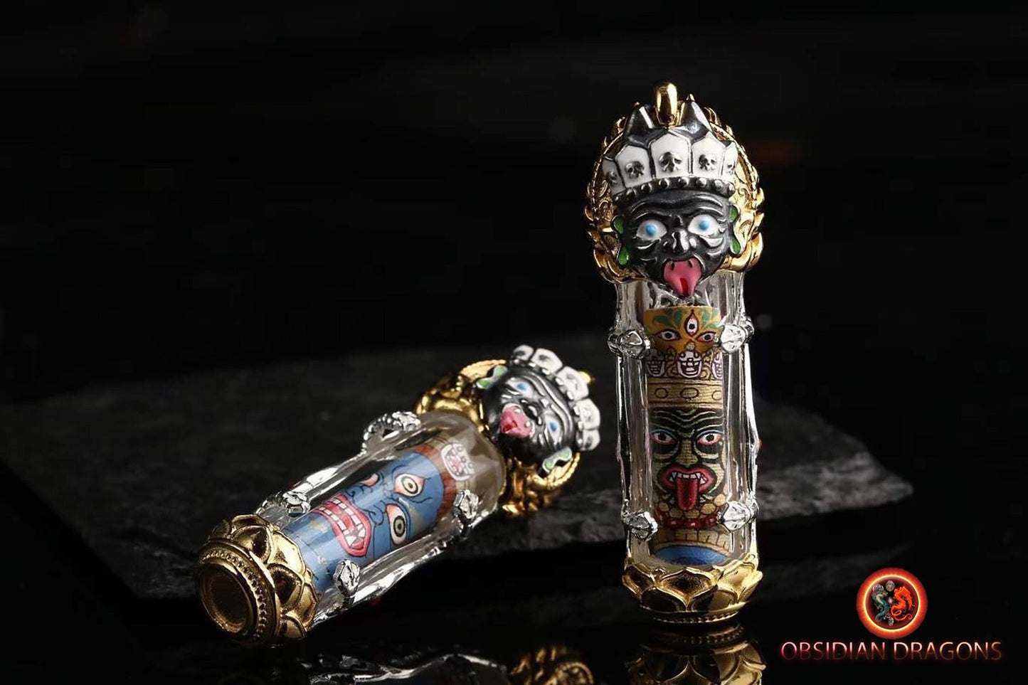 Pendentif, amulette bouddhiste tibétaine de bonne fortune. Tangkas peints artisanalement et traditionnellement. Deux déités a choix - obsidian dragon