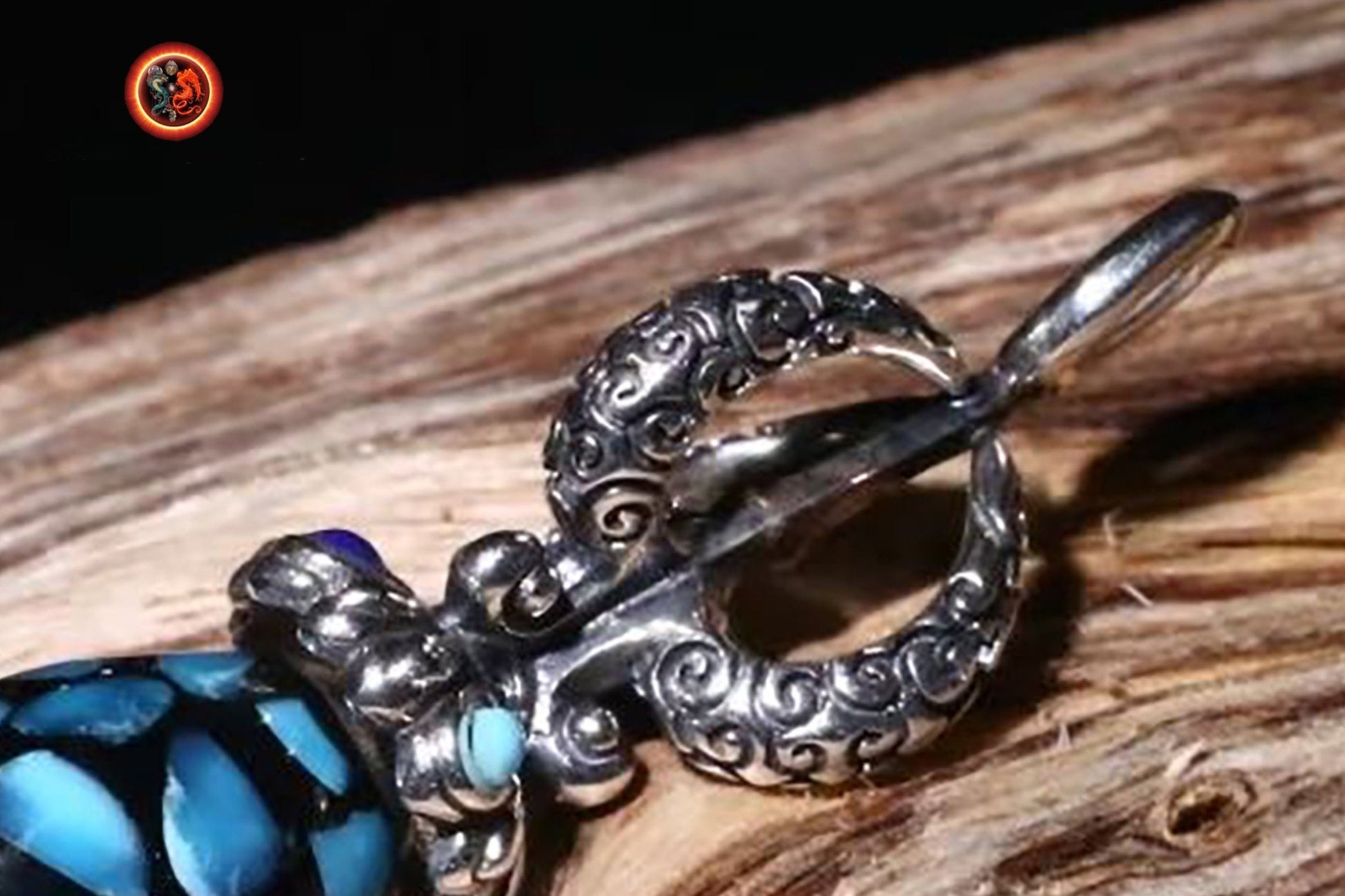 pendentif phurba bouddhiste. Bouddha. bouddhisme tibetain vajrayana. Dague pour vaincre les demons. argent, turquoise - obsidian dragon